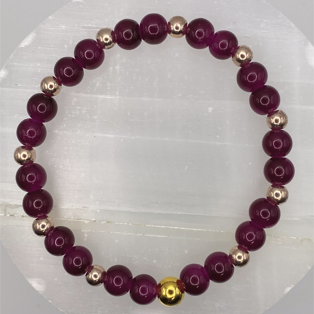 Pulsera de cristal rojo intenso con separadores dorados