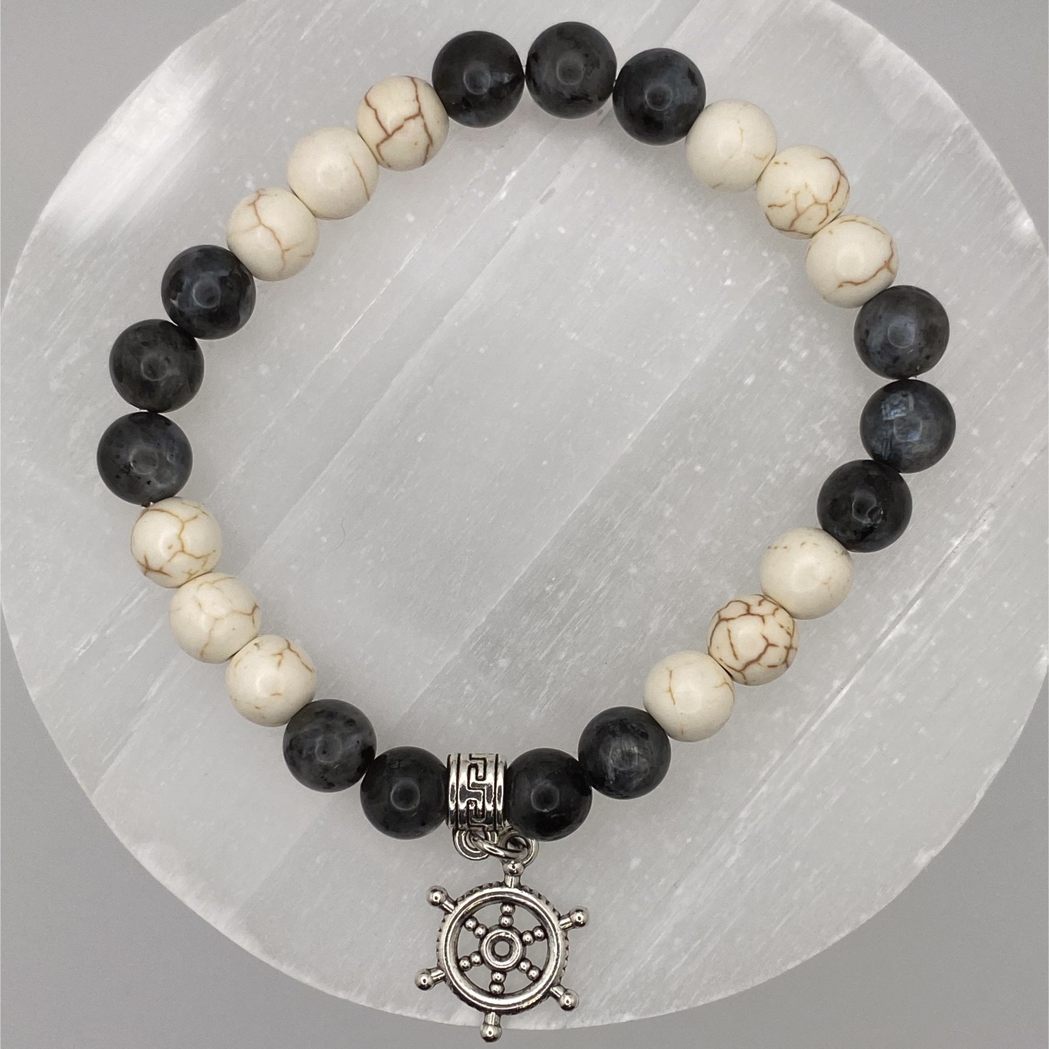 Pulsera con dije de timón de piedra Picasso de magnesita