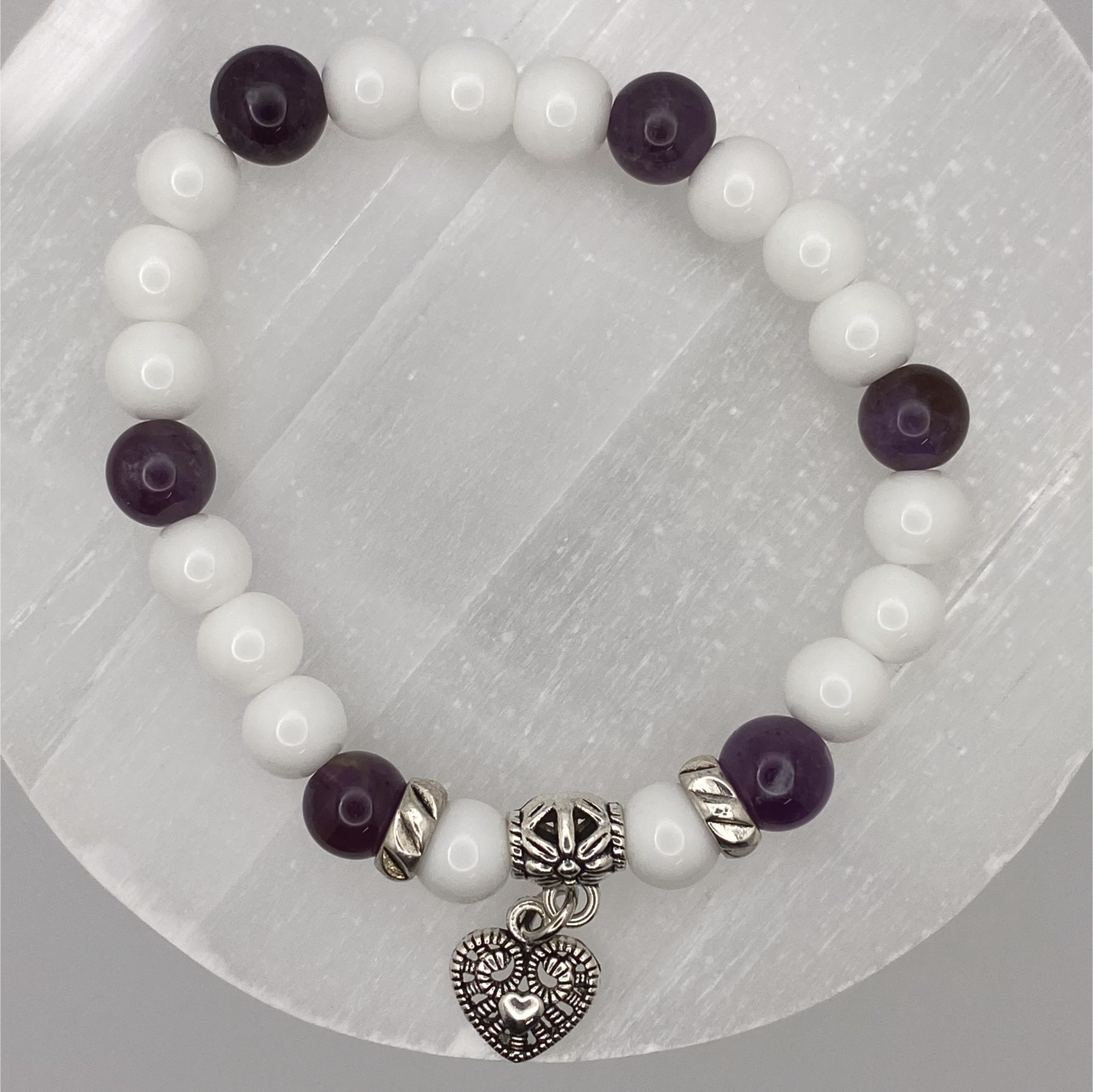 Pulsera de cuarzo lechoso y amatista con dije de corazón y separadores de plata