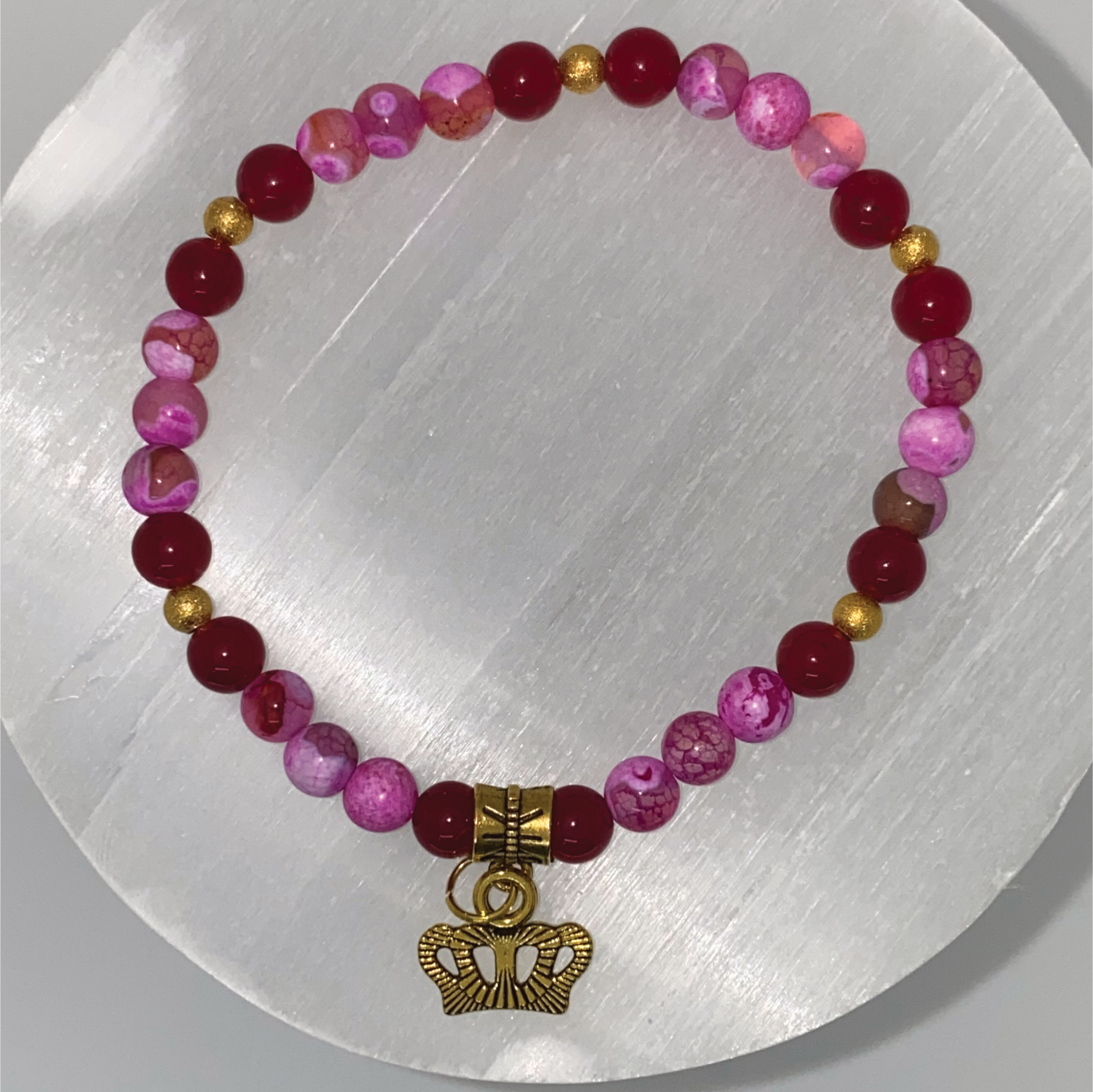 Pulsera de Ágata Vena de Dragón Rosa con Charm de Corona Dorada y Separadores Dorados