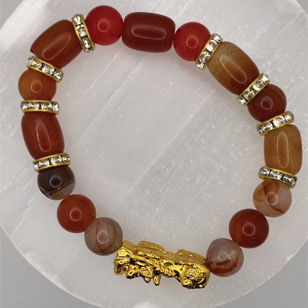 Pulsera con dije de dragón de ágata cornalina con espaciadores de cristal dorado
