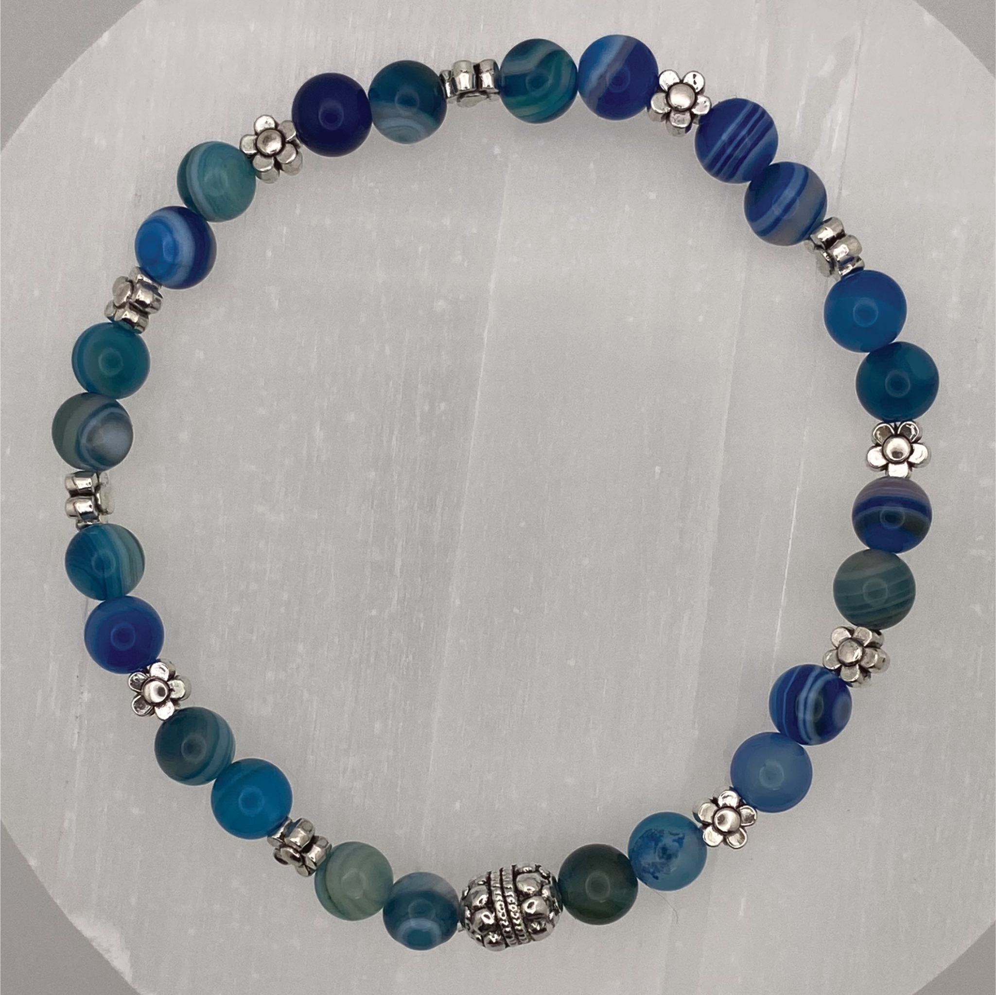 Pulsera de ágata Vena de Dragón Azul con espaciadores de barril y flor de plata