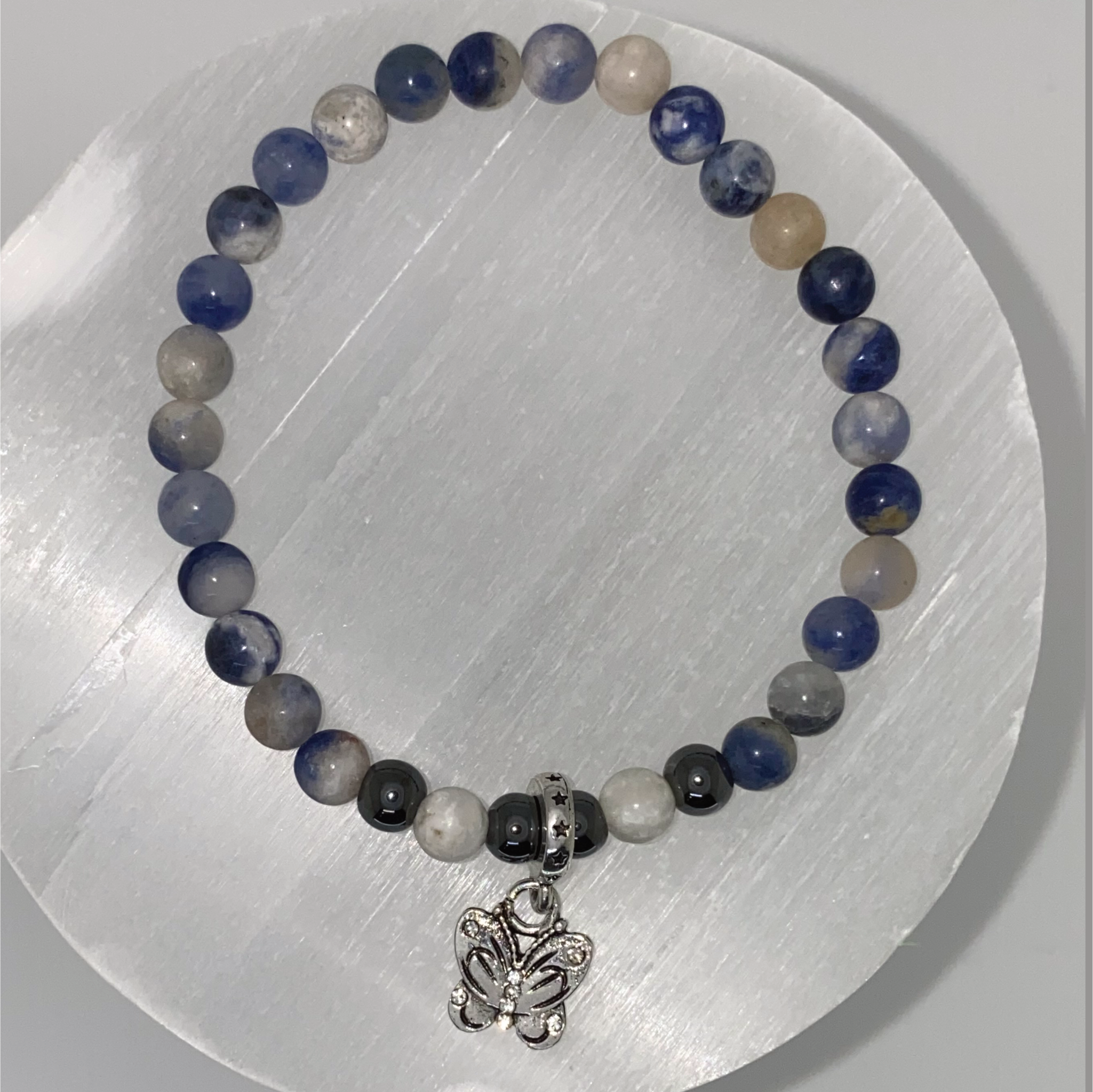 Pulsera con dijes de mariposa de amatista clara y oscura, cuarzo lechoso y hematita
