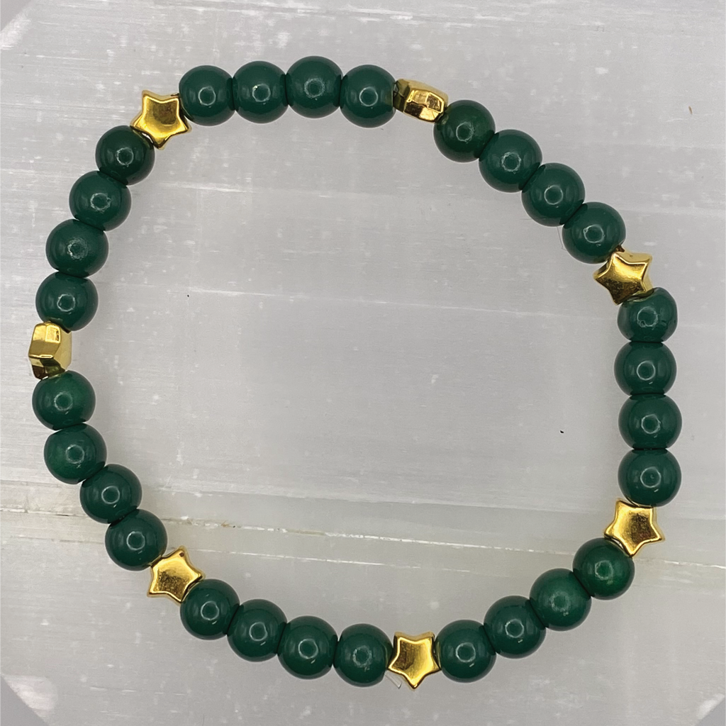 Pulsera de cristal verde oscuro con separadores de estrella dorados