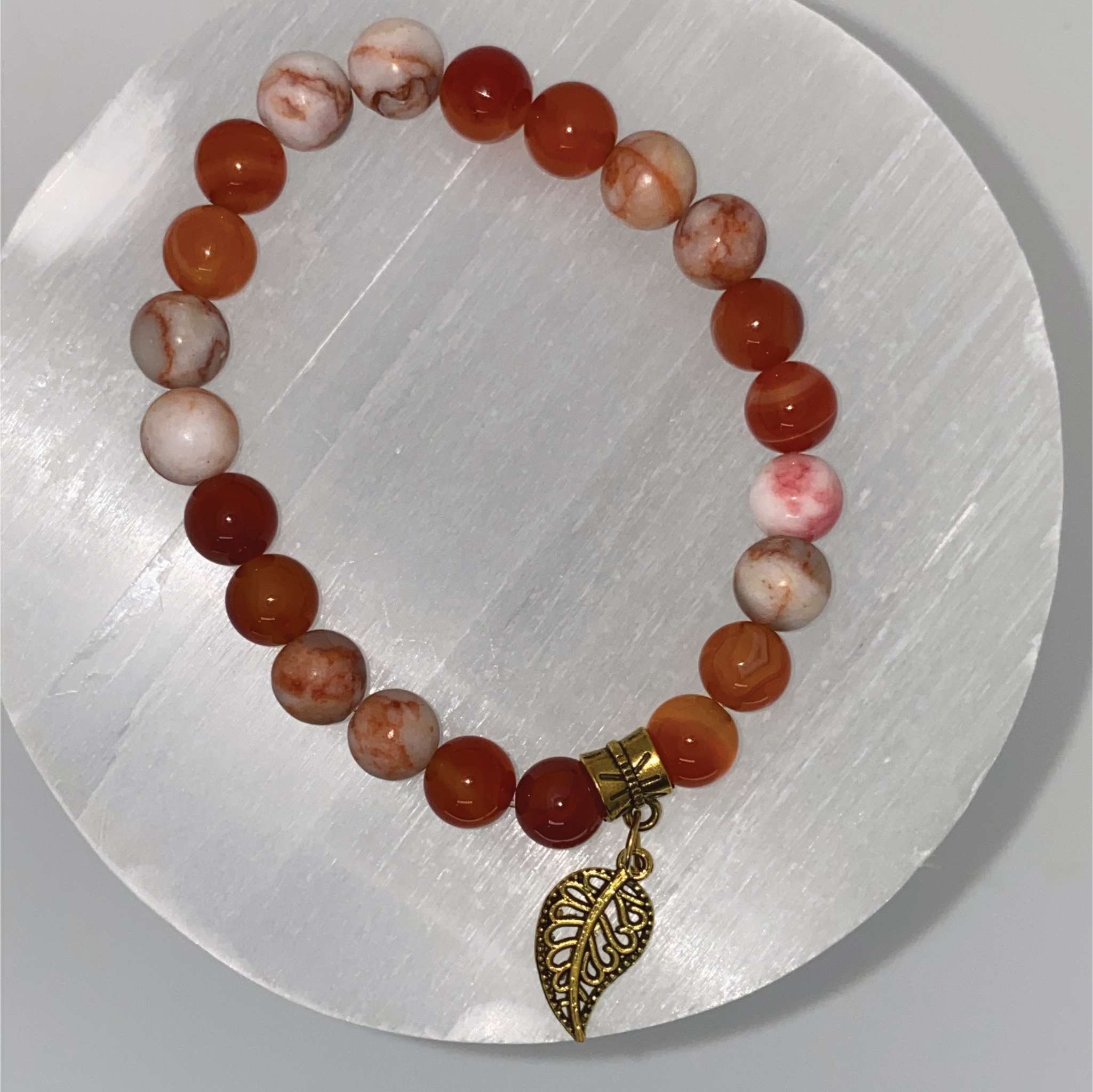 Pulsera con abalorios de cornalina, ágata, magnesita y pan de oro
