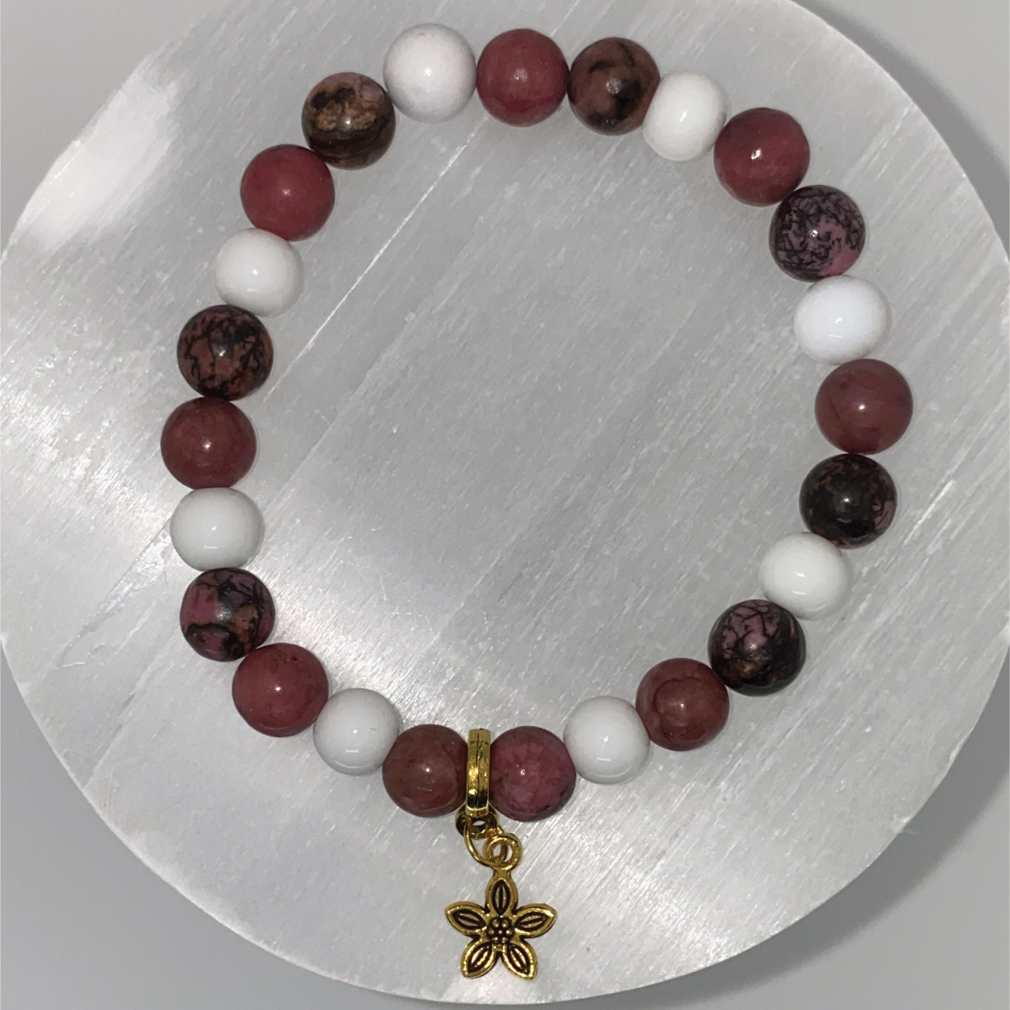 Pulsera de cuarzo lechoso y rodorita con dije de flor dorada