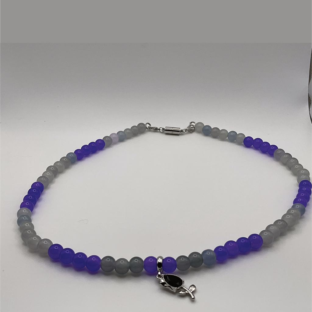 Collar de cristal con flores moradas, grises y negras de 50 cm