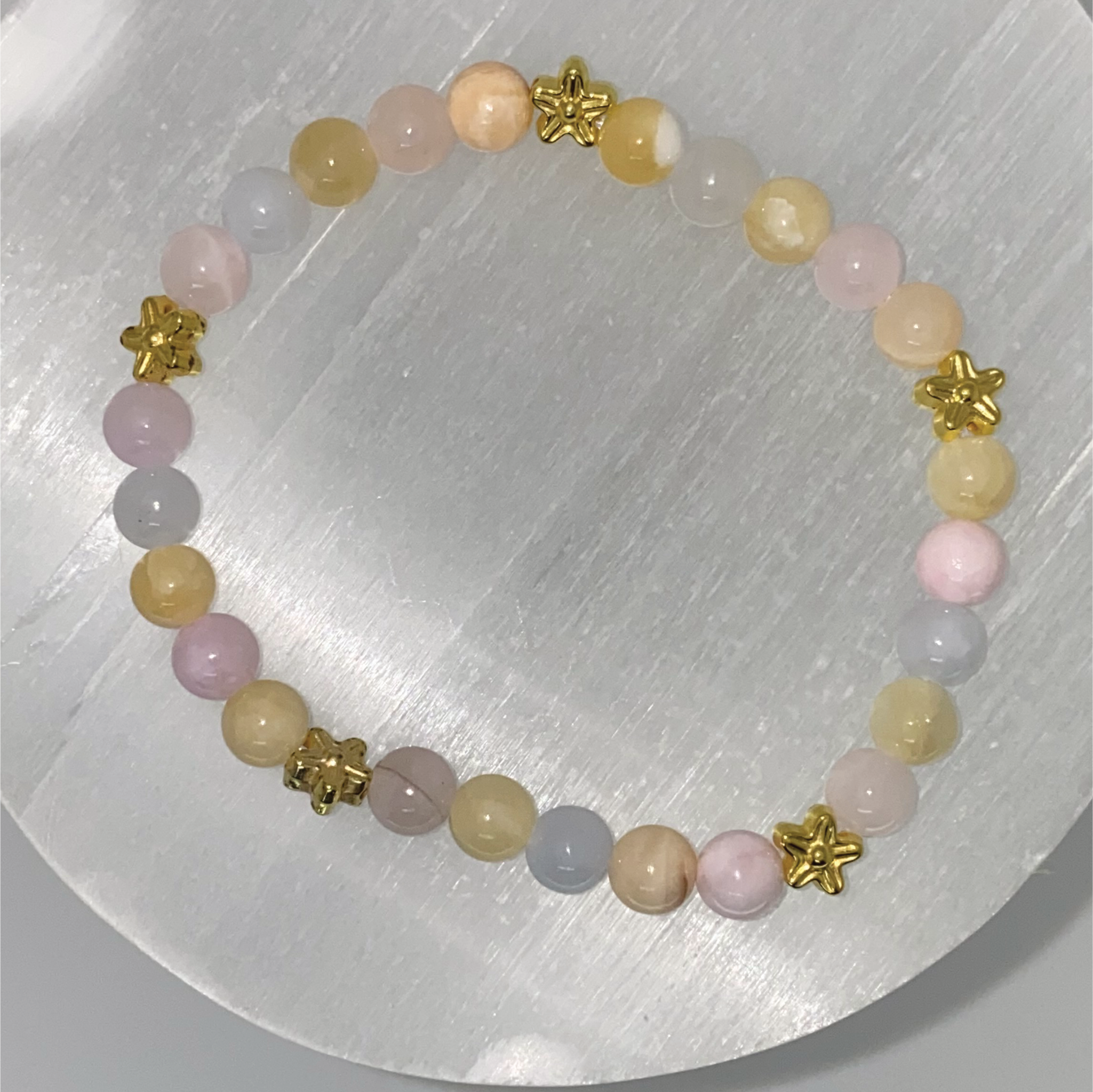 Pulsera de ópalo rosa, cuarzo lechoso y citrino con espaciadores de estrella dorados