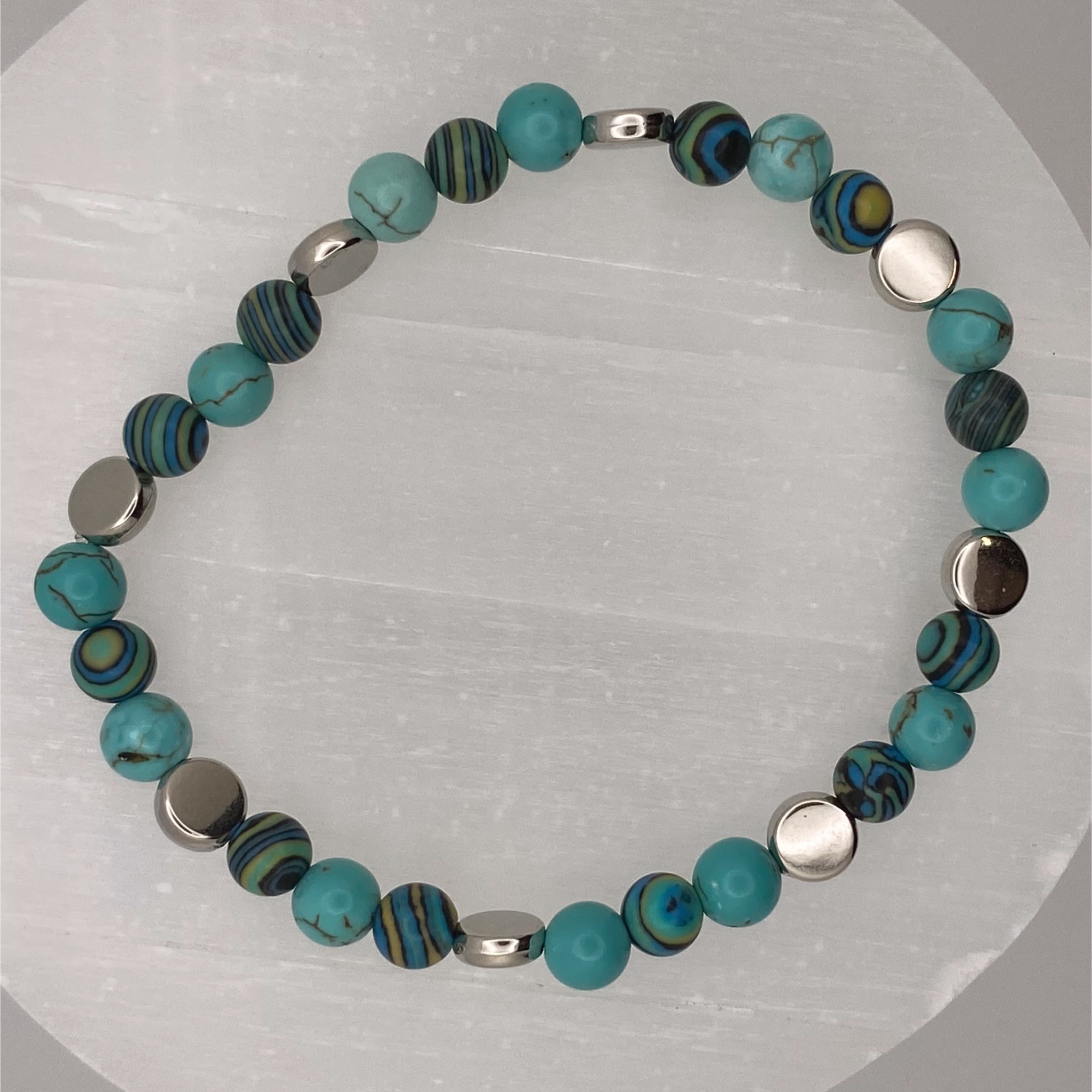 Pulsera de howlita azul o magnesita azul con espaciadores de disco plateados