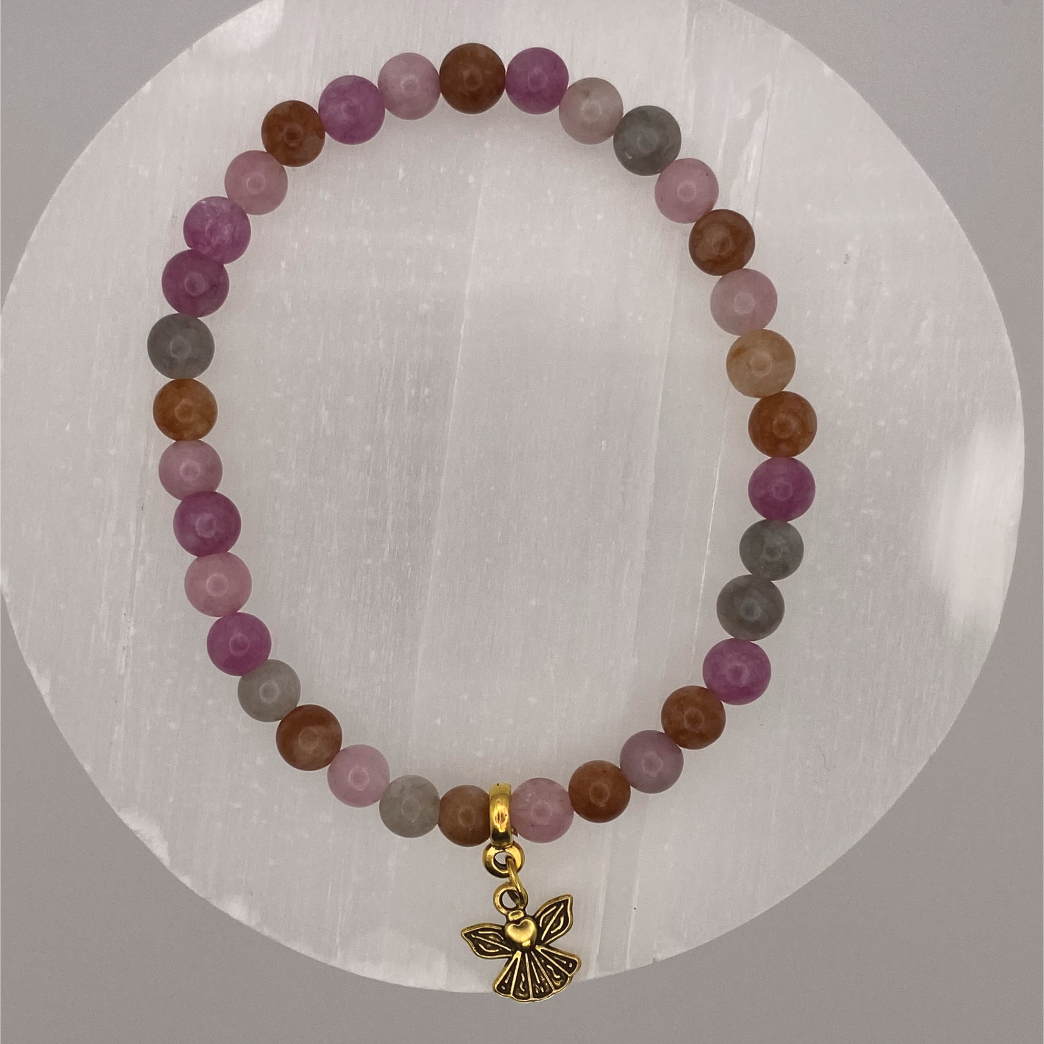 Pulsera de turmalina rubelita con dije de ángel