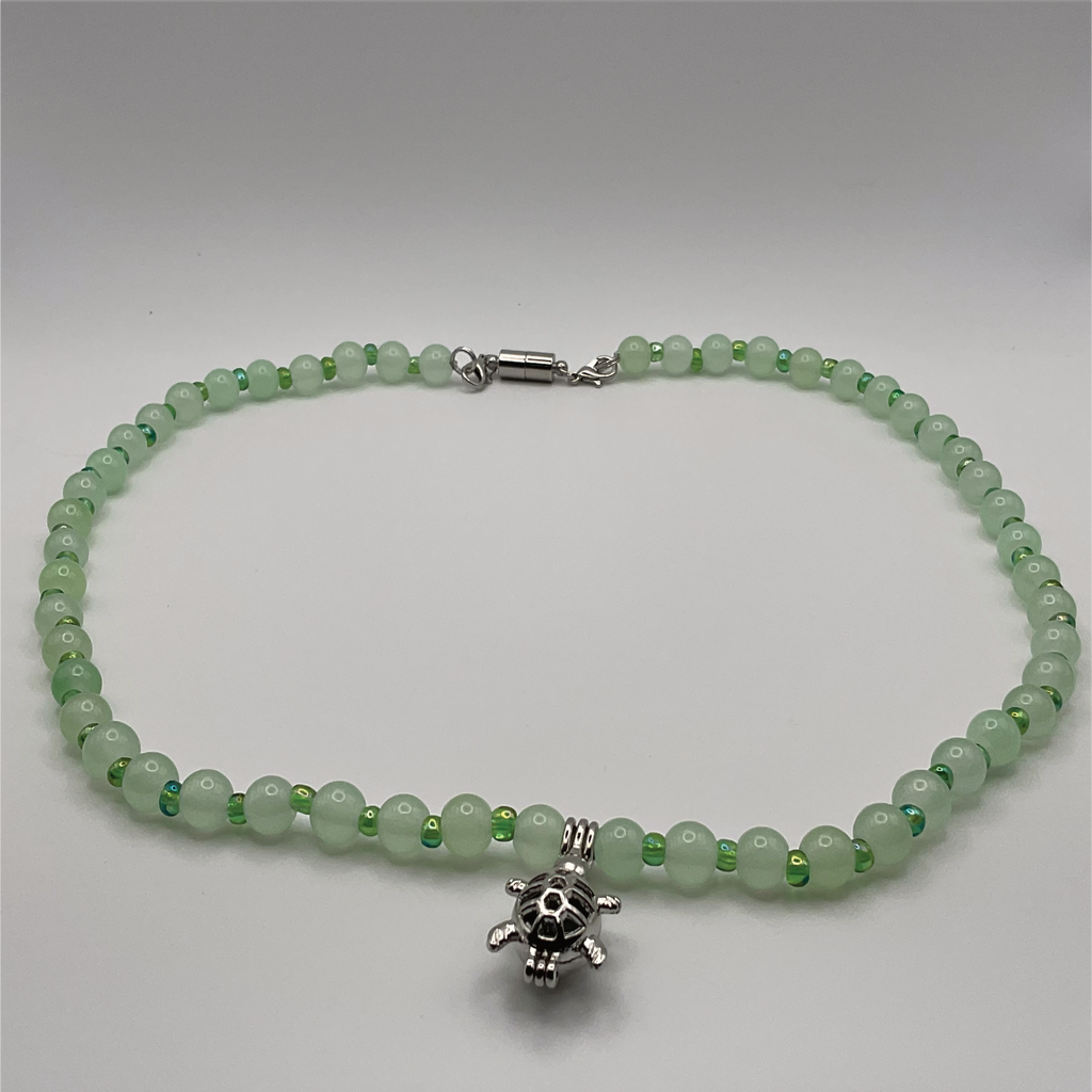 Collar de cristal con dije de tortuga verde de 22" y espaciadores de plata