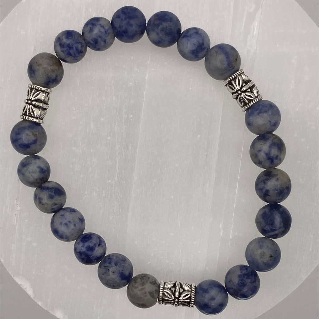 Pulsera de sodalita con espaciadores de plata