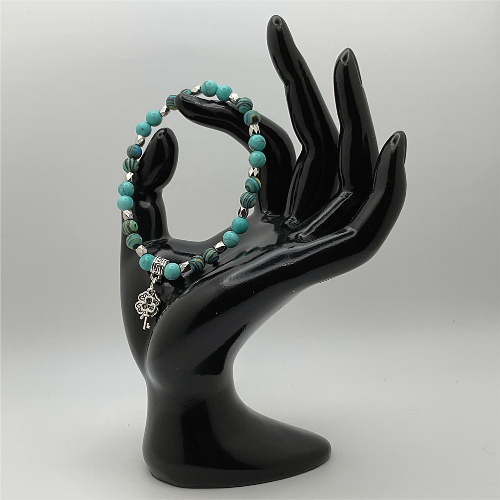 Pulsera de trébol de cuatro hojas y llave de howlita azul con separadores de plata