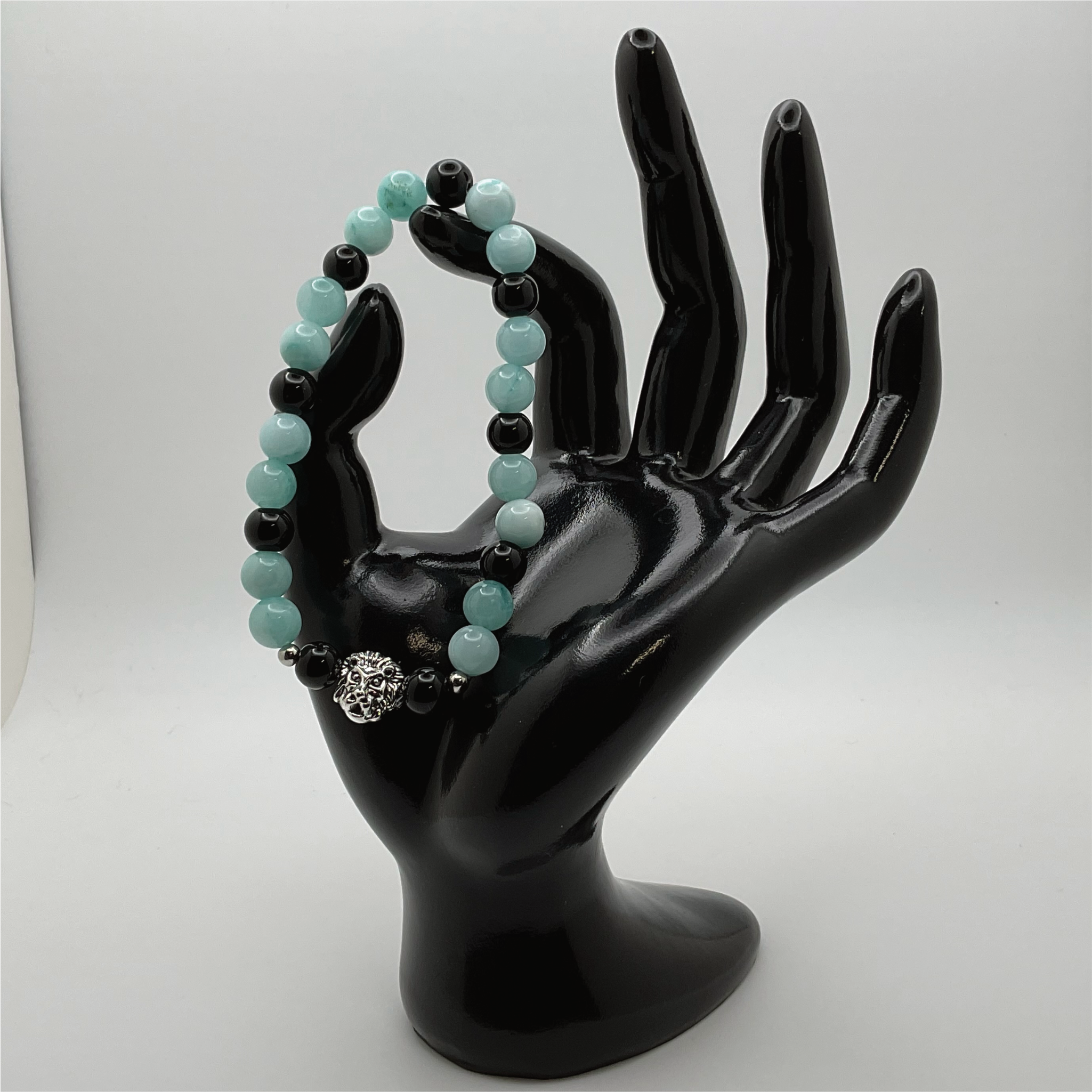 Pulsera de Cuarzo Verde Caledonio y Ágata Negra con Amuleto de León y Separadores de Plata