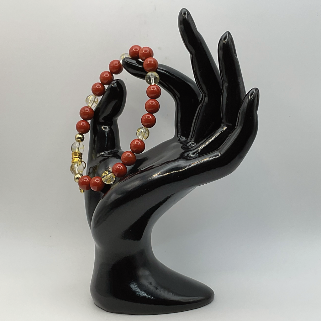 Pulsera con dije de paz con símbolos Pixiu de jaspe rojo y cuarzo transparente con espaciadores dorados