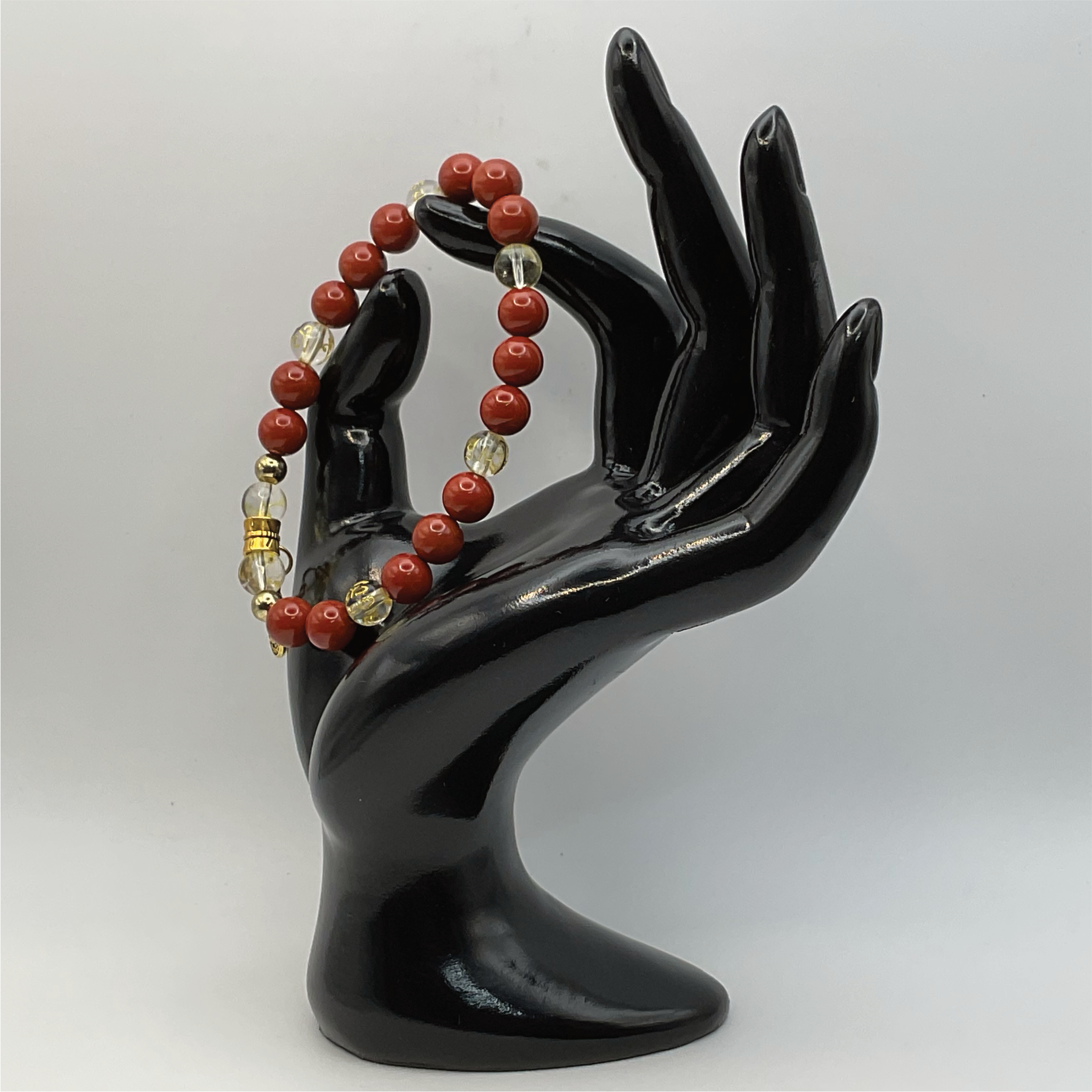 Pulsera con dije de paz con símbolos Pixiu de jaspe rojo y cuarzo transparente con espaciadores dorados