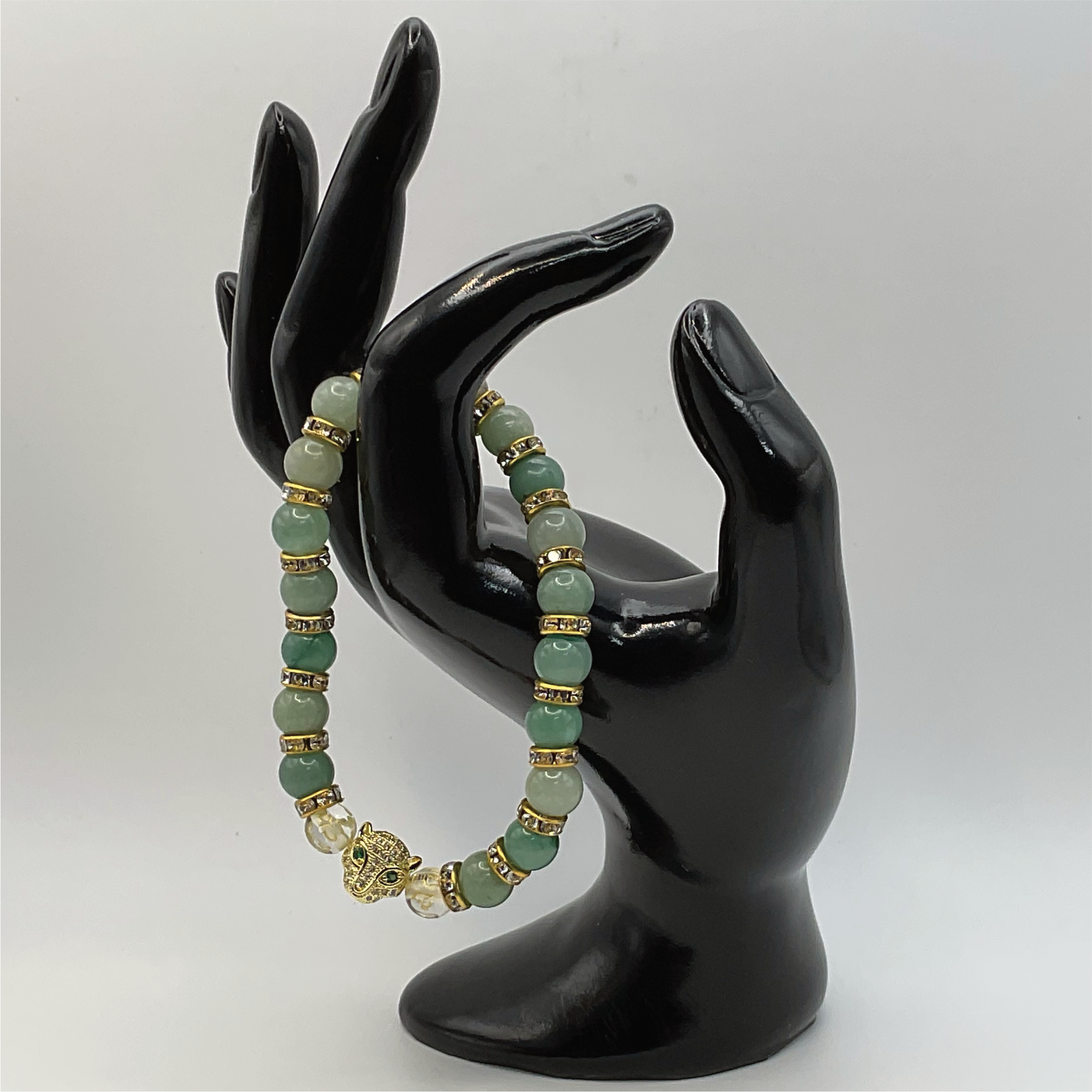Pulsera con dije de pantera Pixiu de calcedonia verde y cuarzo transparente con separadores de cristal tono dorado
