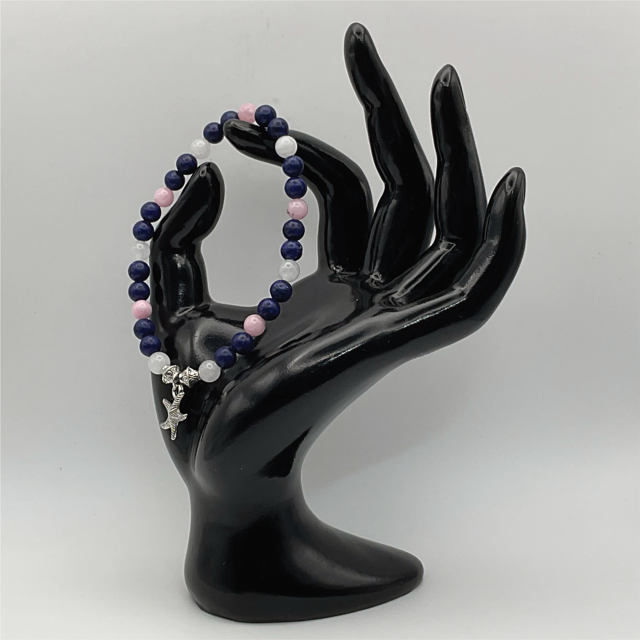 Pulsera de cuarzo rosa sodalita y cuarzo lechoso con dije de estrella de mar