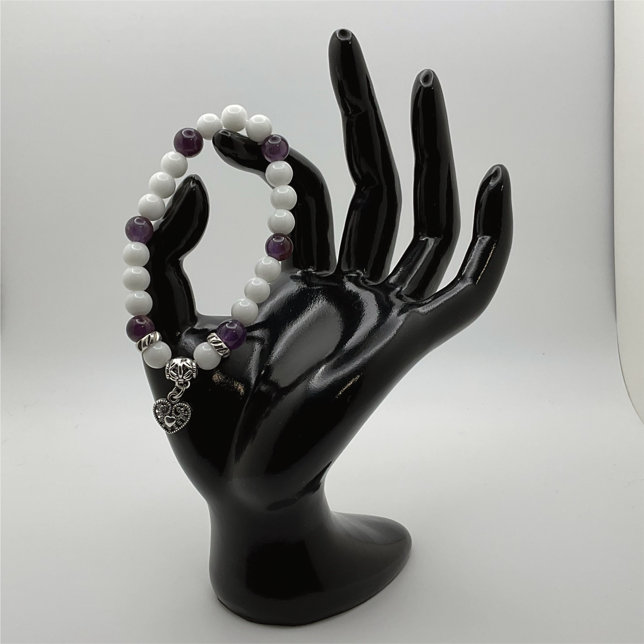 Pulsera de cuarzo lechoso y amatista con dije de corazón y separadores de plata