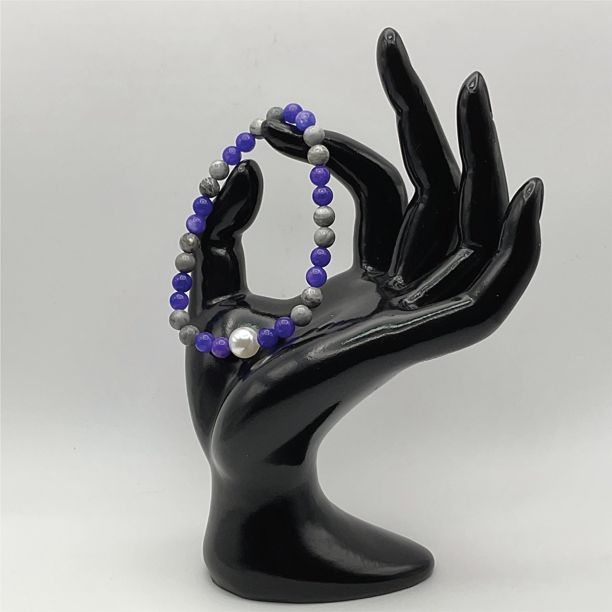 Pulsera de magnesita, amatista y perlas de imitación