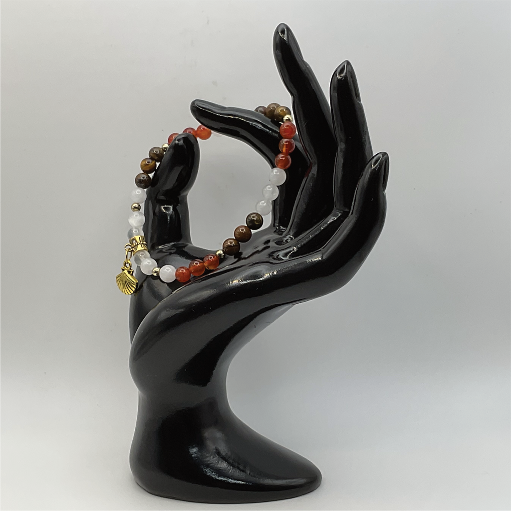 Pulsera de Dijes de Ojo de Tigre, Cornalina, Selenita y Concha Marina con Separadores Dorados