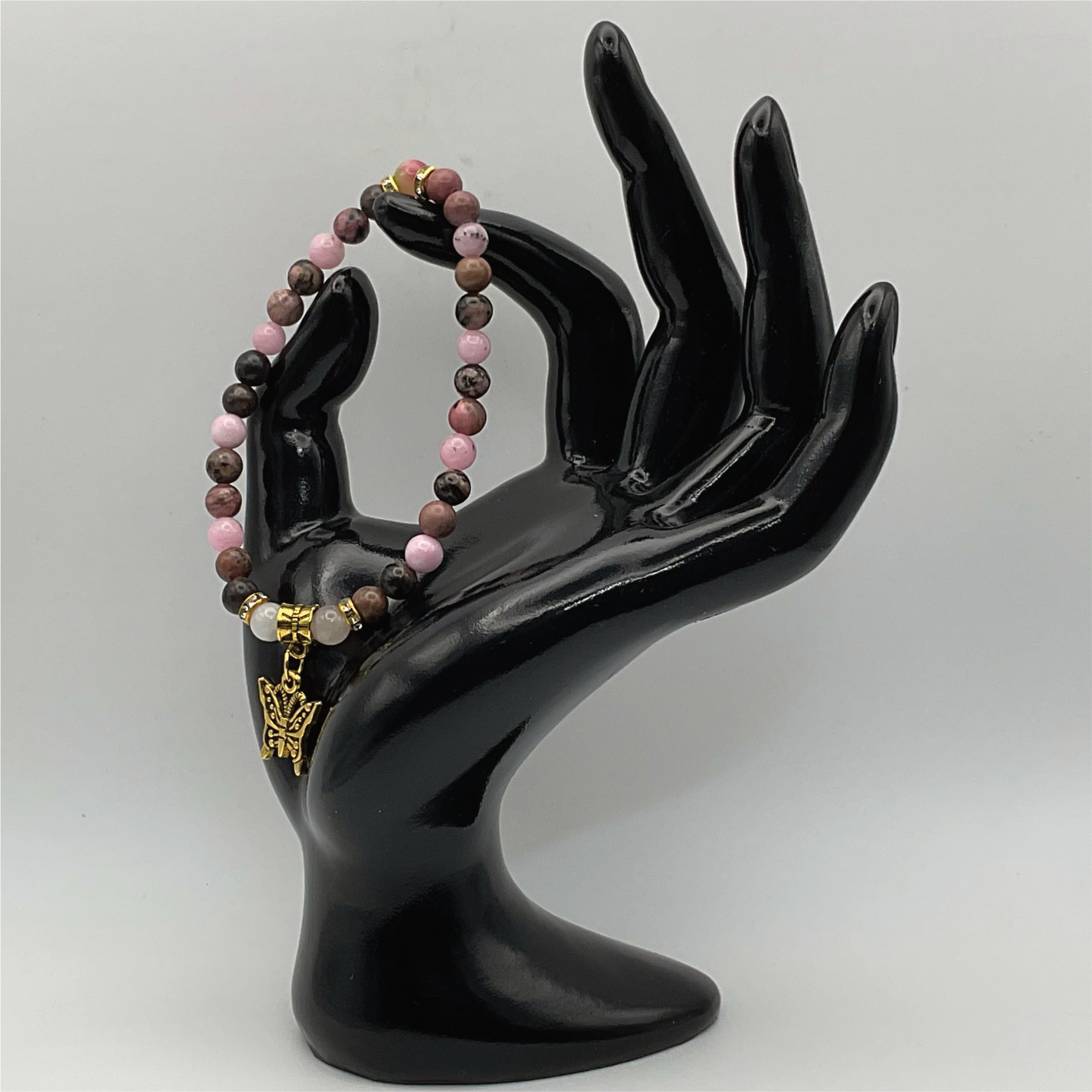Pulsera con dije de mariposa de rodonita rosa y cuarzo rosa con separadores de cristal