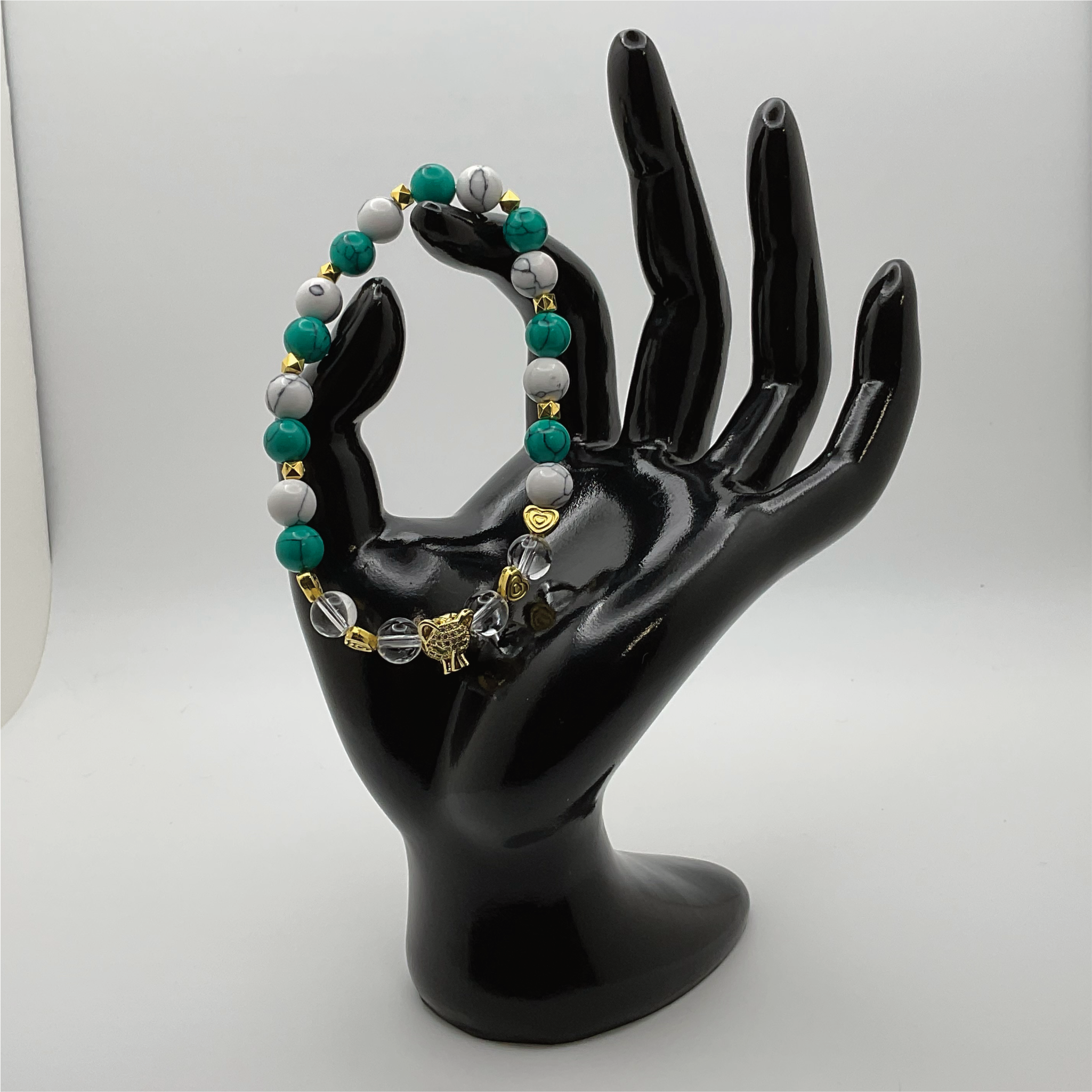Pulsera de Dijes de Pantera de Cuarzo Transparente y Howlita Blanca Verde con Separadores Dorados