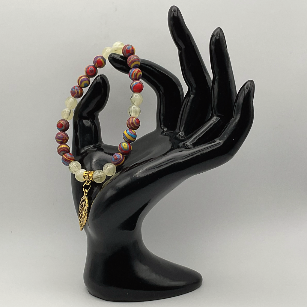 Pulsera con dijes de prehnita y calsilica arcoíris con hoja en tono dorado