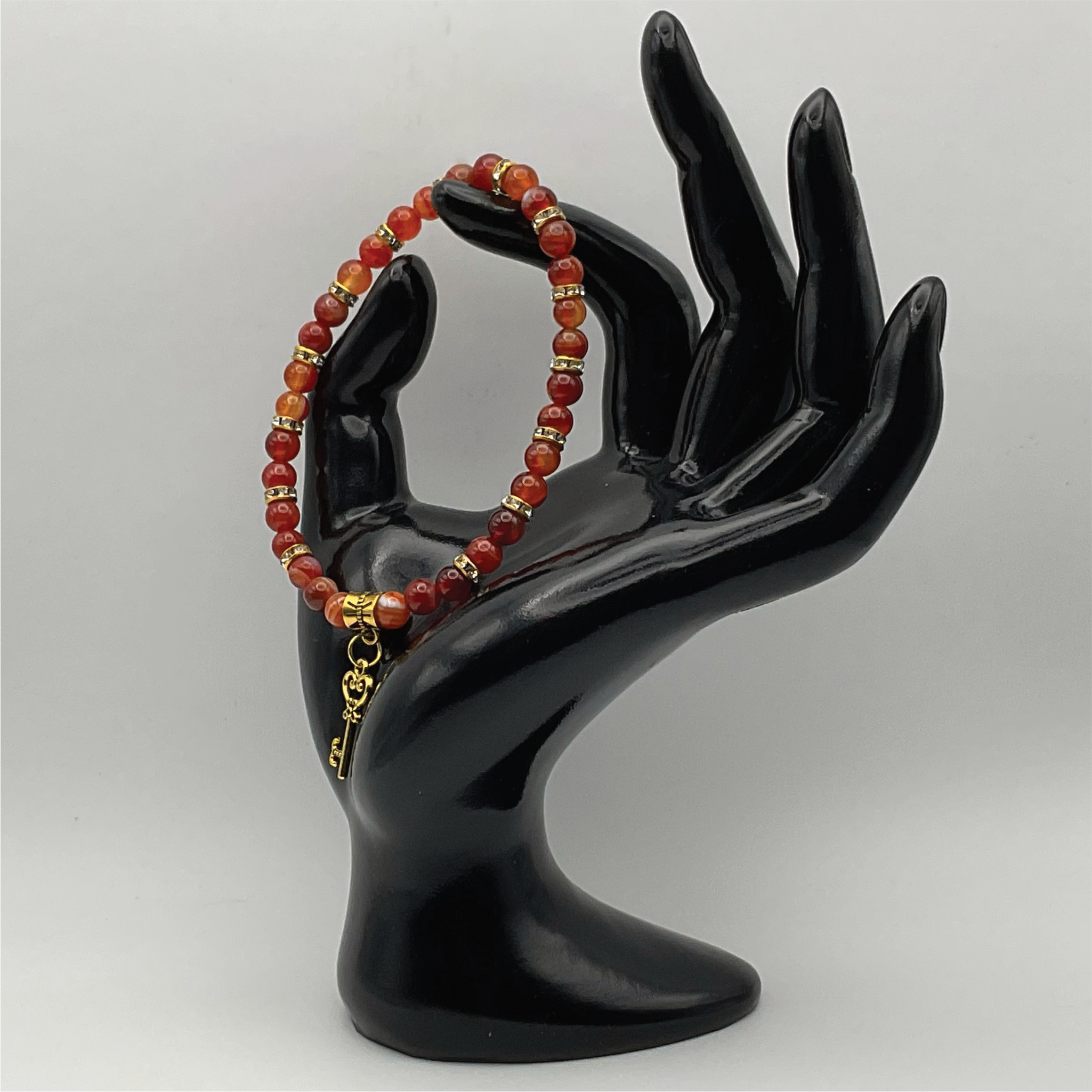 Pulsera de cornalina con espaciadores en tono dorado
