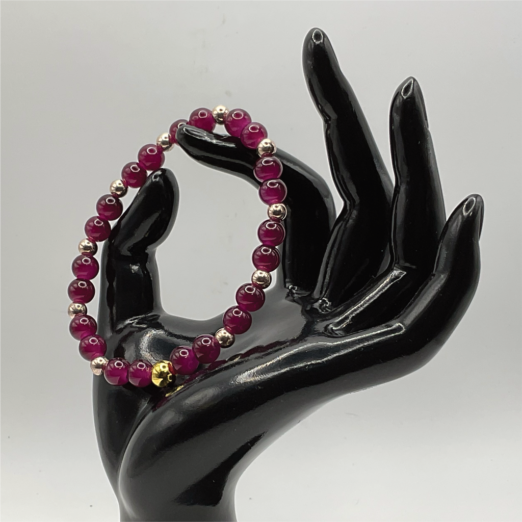 Pulsera de cristal rojo intenso con separadores dorados