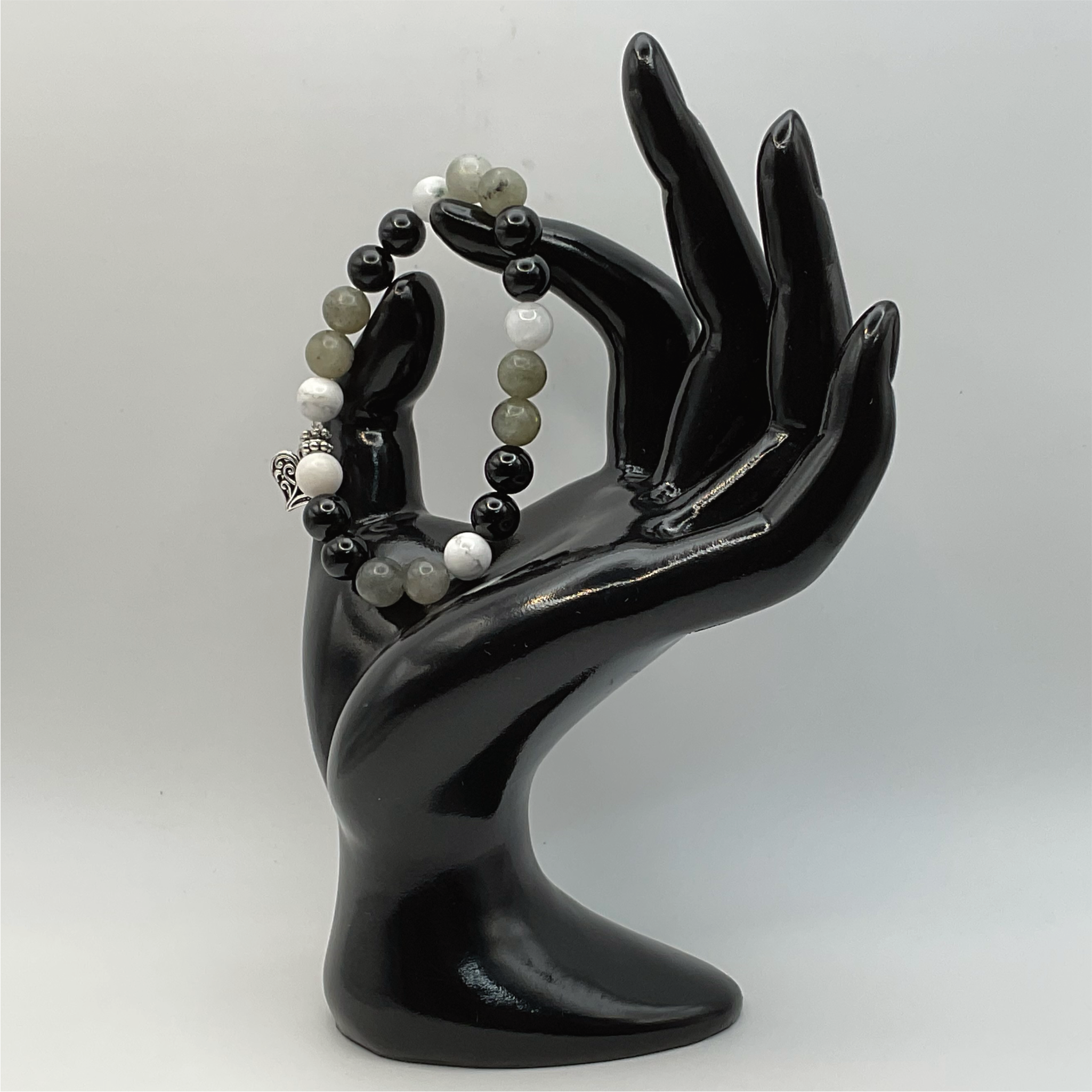 Pulsera con dije de corazón de ágata negra serpentina y howlita con separador tono plata