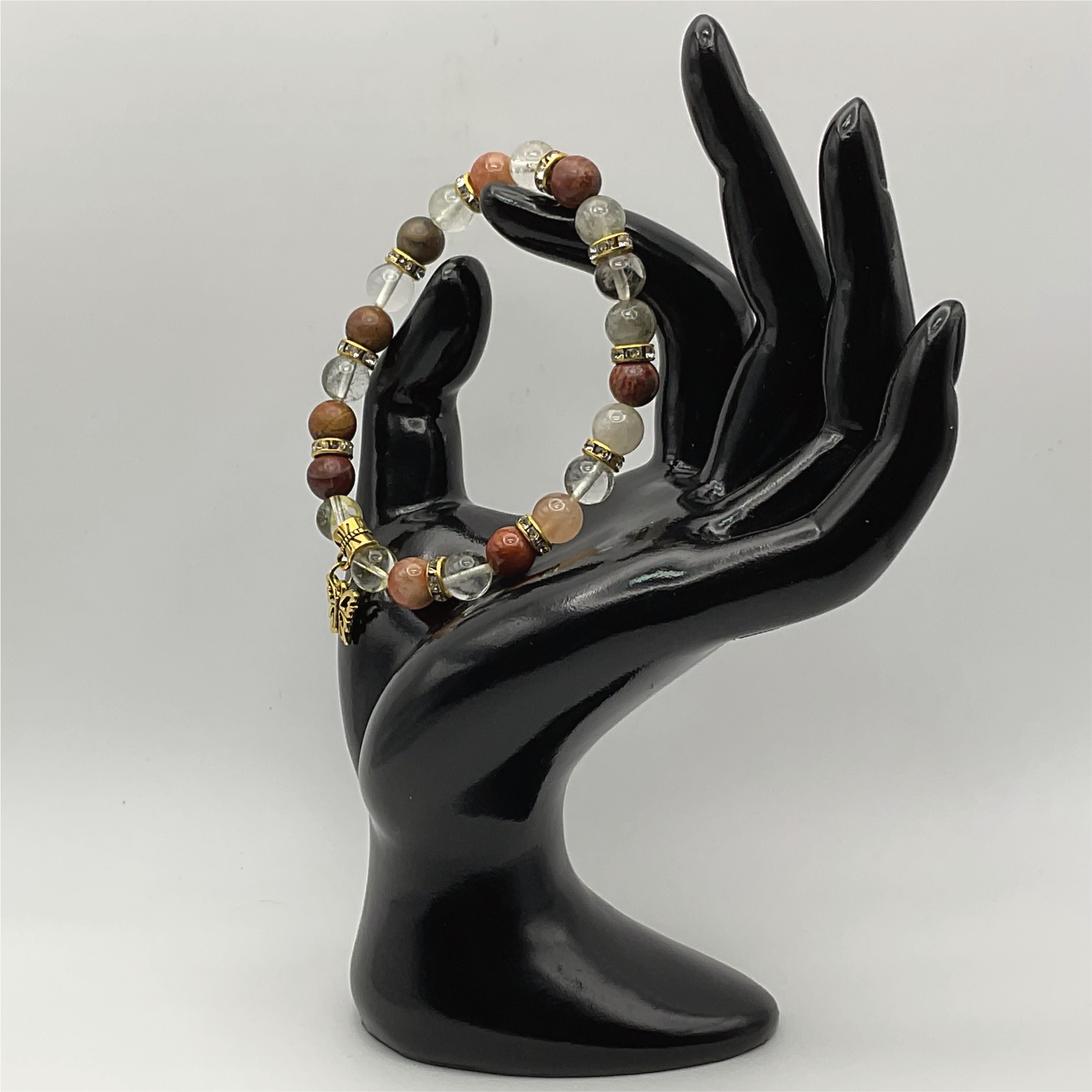 Pulsera con dije de mariposa de cuarzo transparente Jasper con separadores en tono dorado