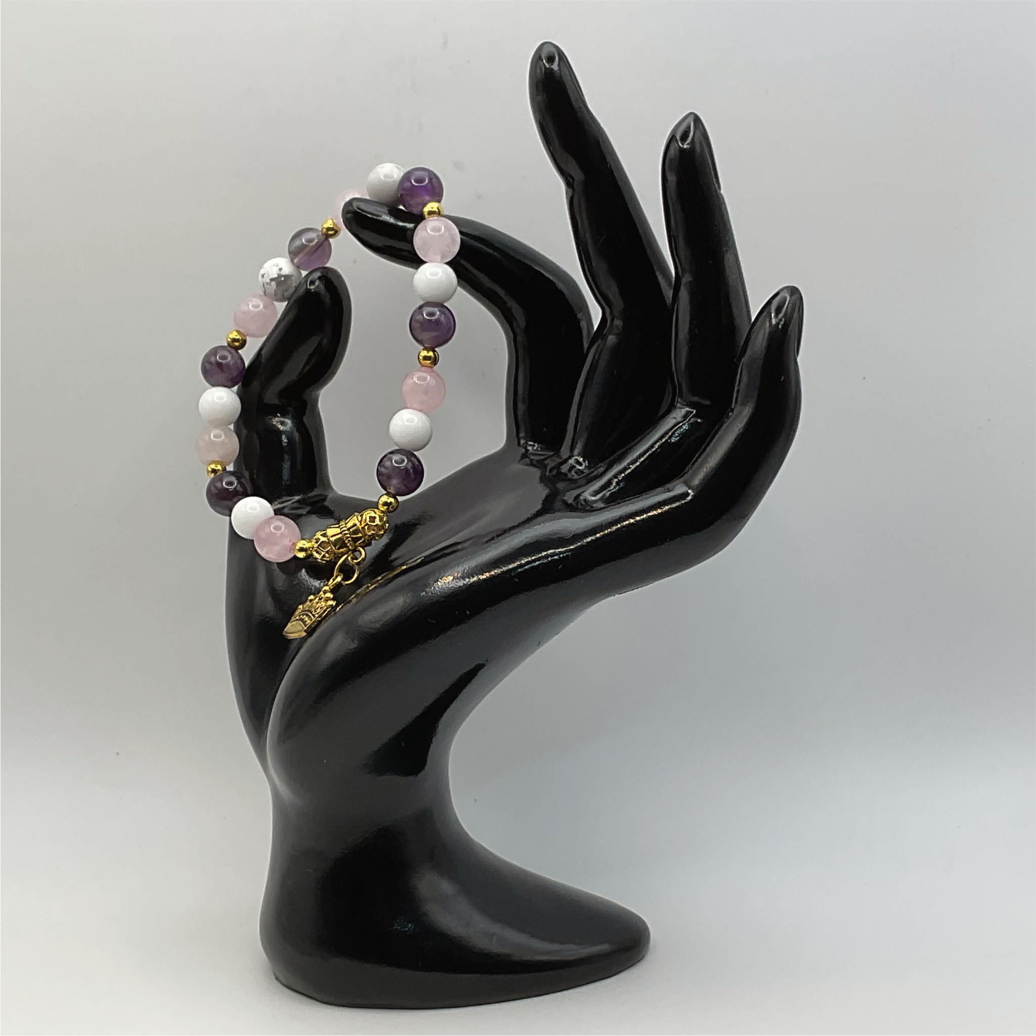Pulsera de dije de corona de amatista, cuarzo rosa y howlita con separadores dorados
