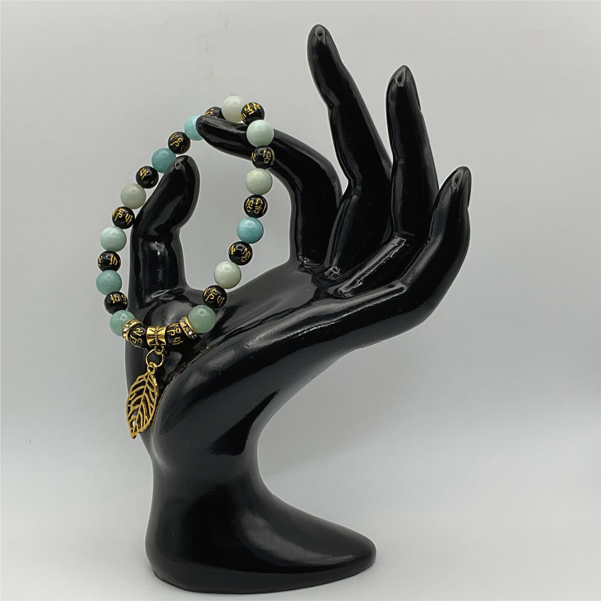 Pulsera con dije de hoja Pixiu de calcedonia verde y espaciadores tono dorado