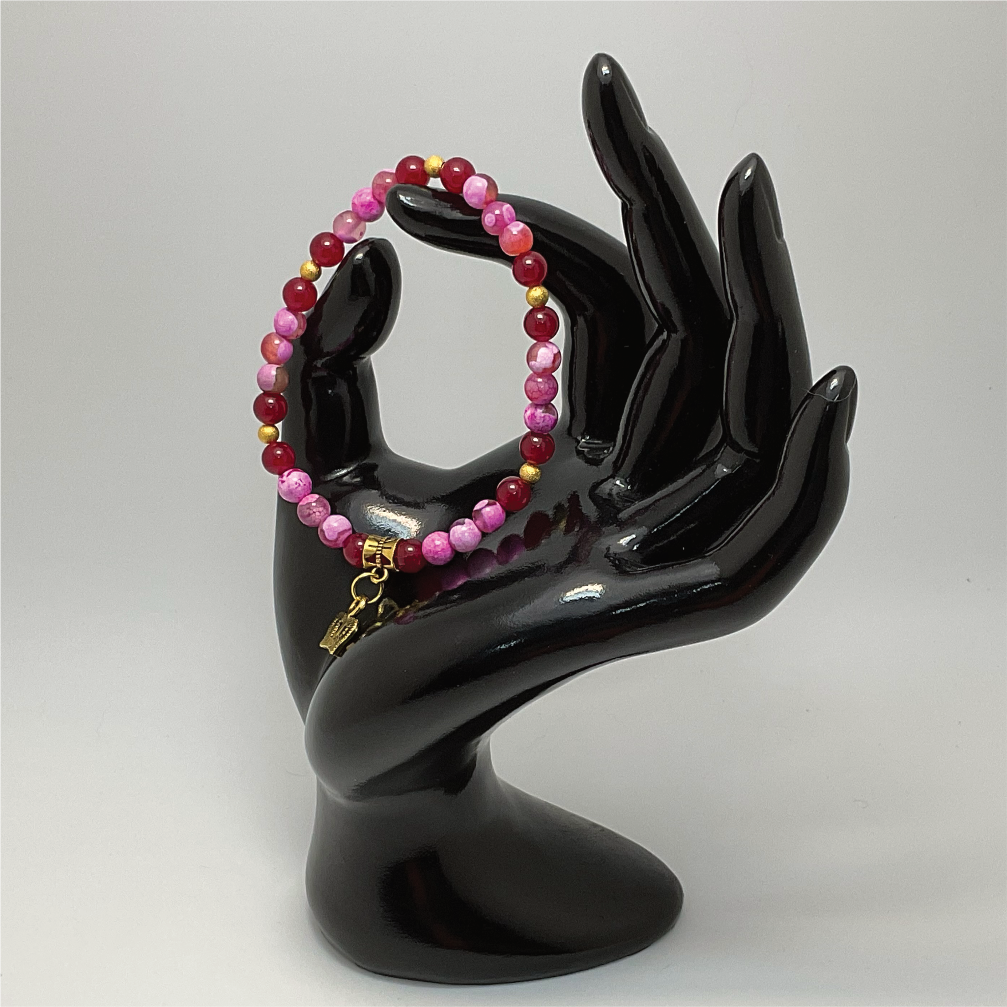 Pulsera de Ágata Vena de Dragón Rosa con Charm de Corona Dorada y Separadores Dorados