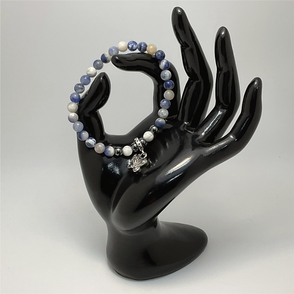 Pulsera con dijes de mariposa de amatista clara y oscura, cuarzo lechoso y hematita