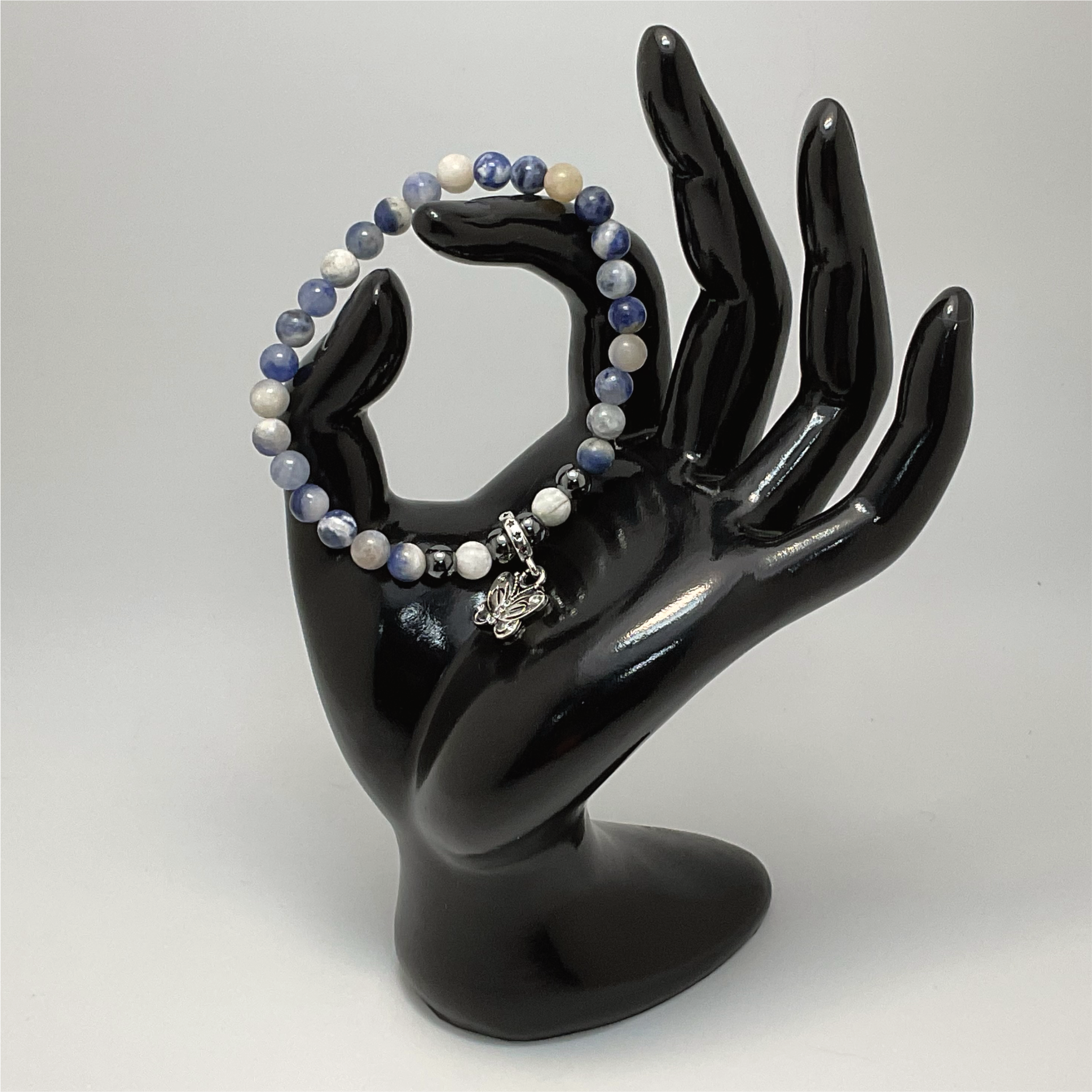 Pulsera con dijes de mariposa de amatista clara y oscura, cuarzo lechoso y hematita