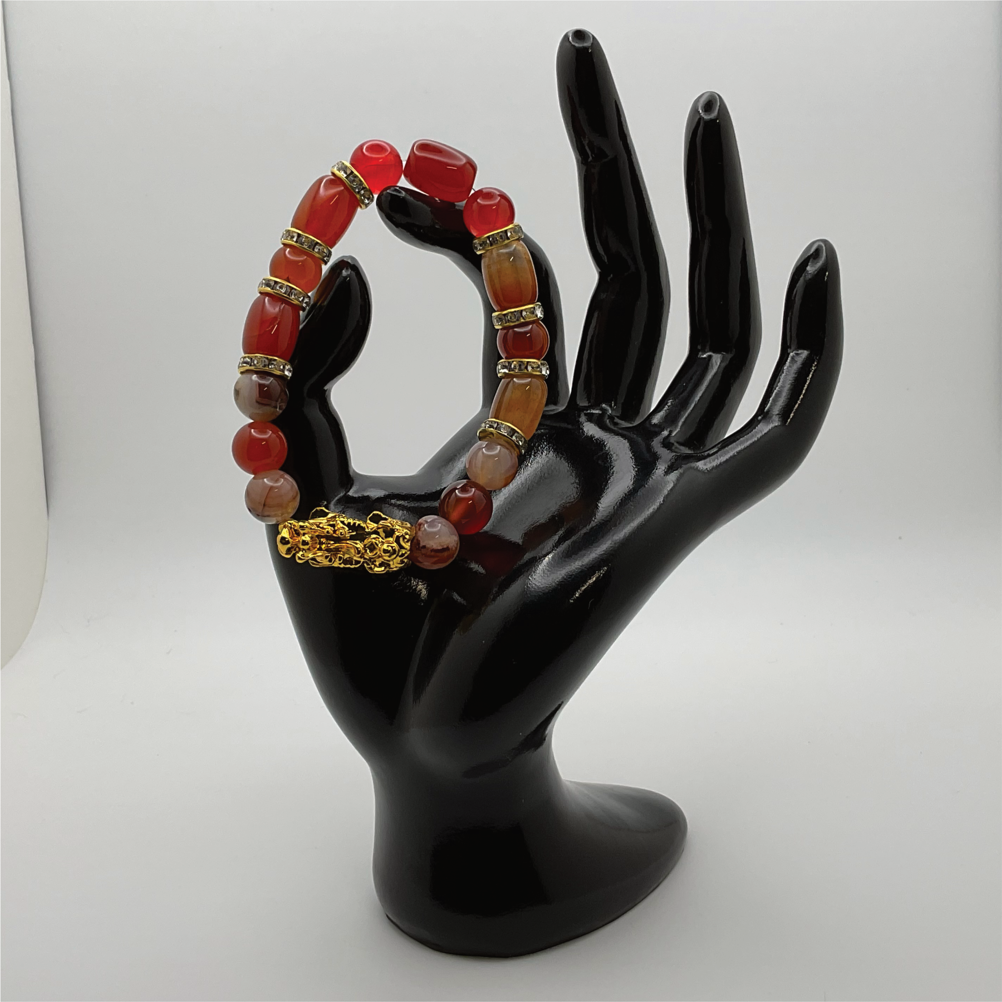Pulsera con dije de dragón de ágata cornalina con espaciadores de cristal dorado