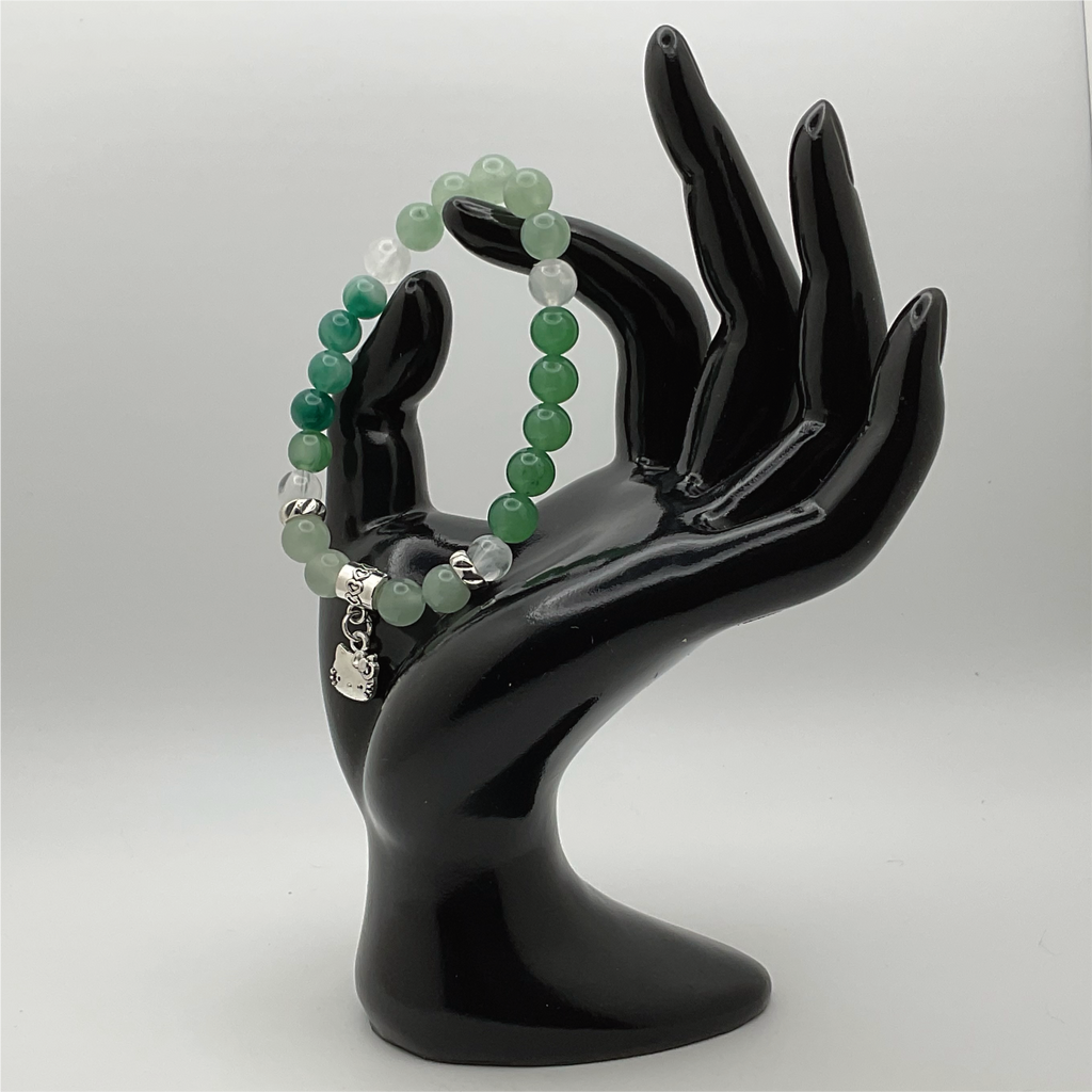 Pulsera con dije de gatito de serpentina verde y calcedonia verde con espaciadores de plata