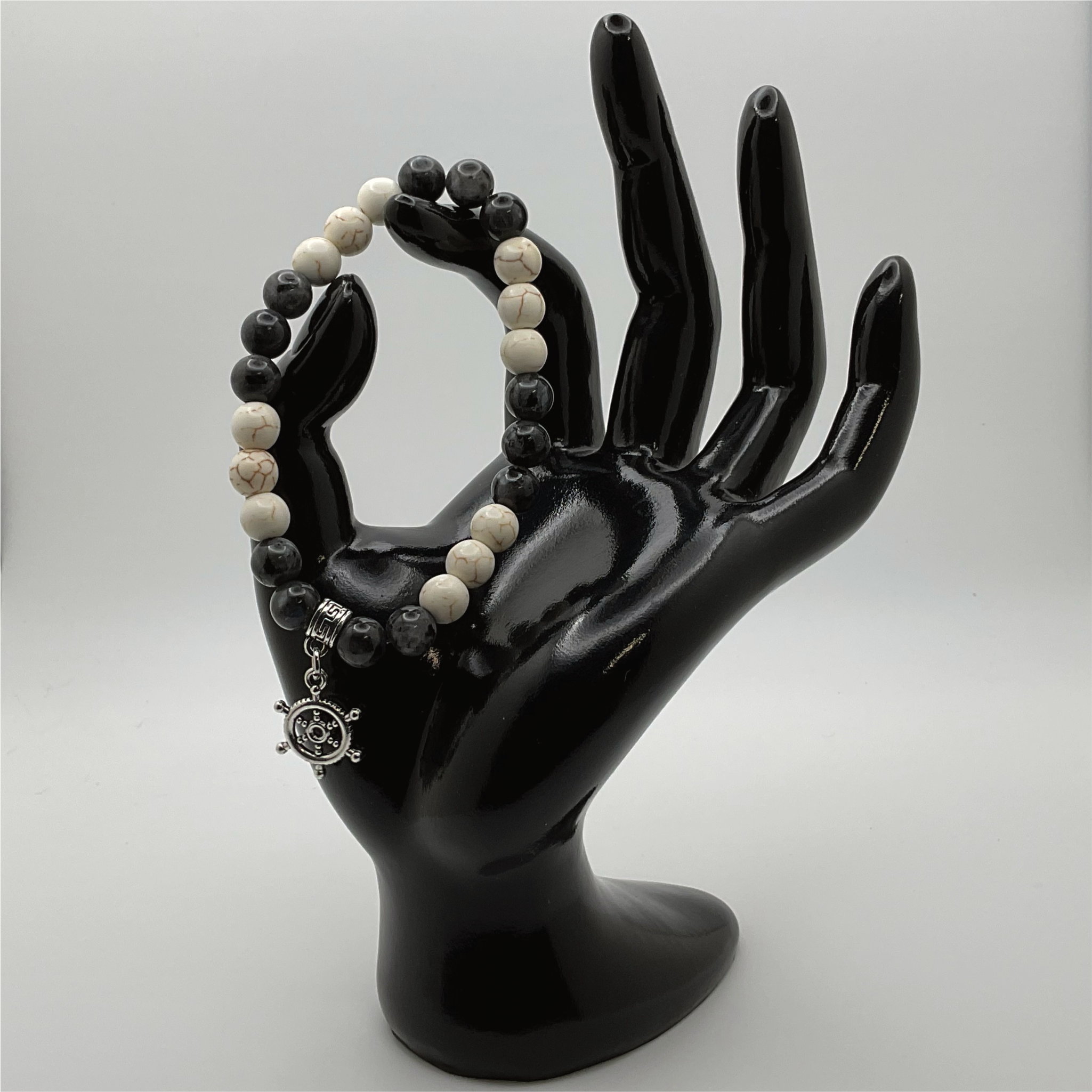 Pulsera con dije de timón de piedra Picasso de magnesita