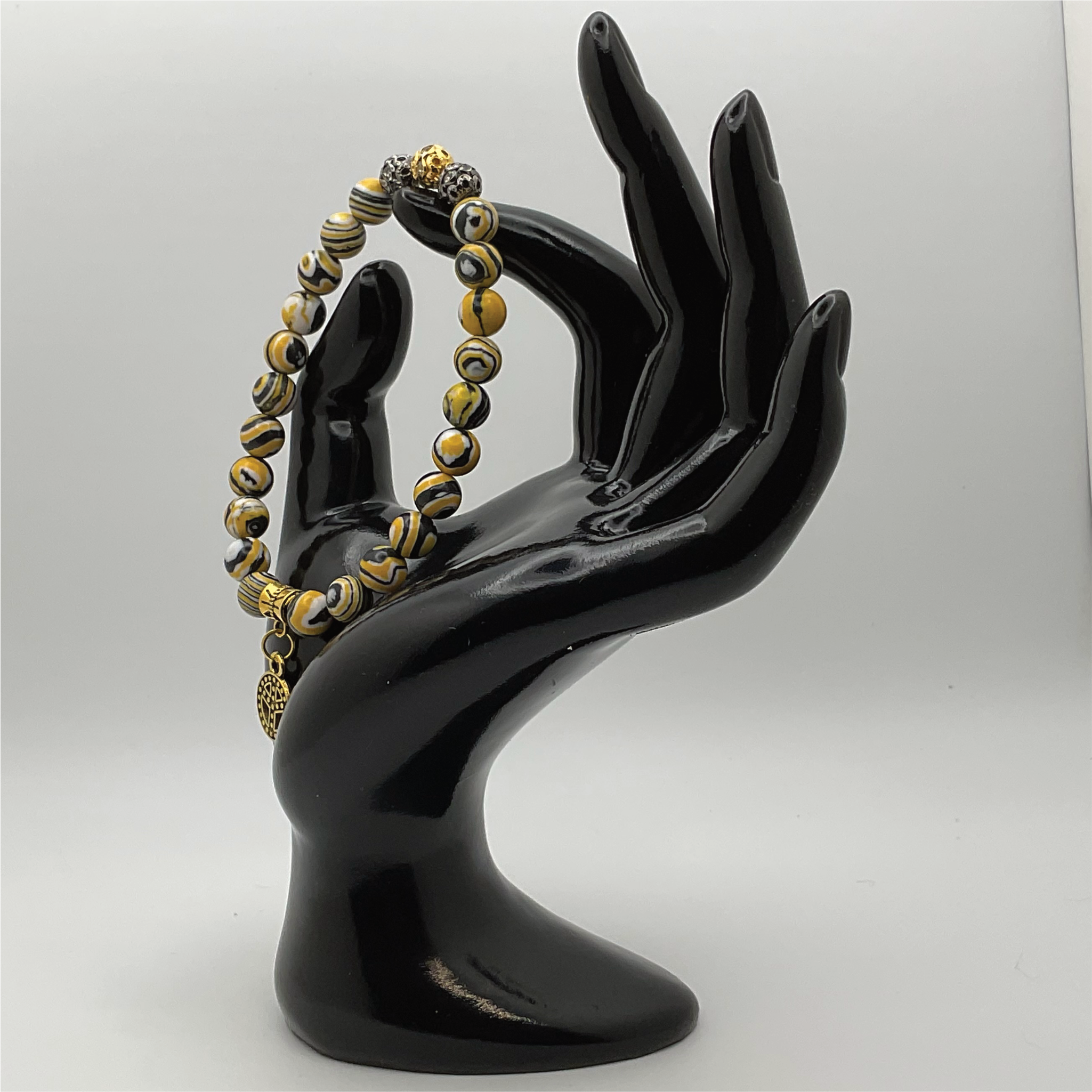 Pulsera de cuentas de jaspe abejorro con espaciadores dorados y negros