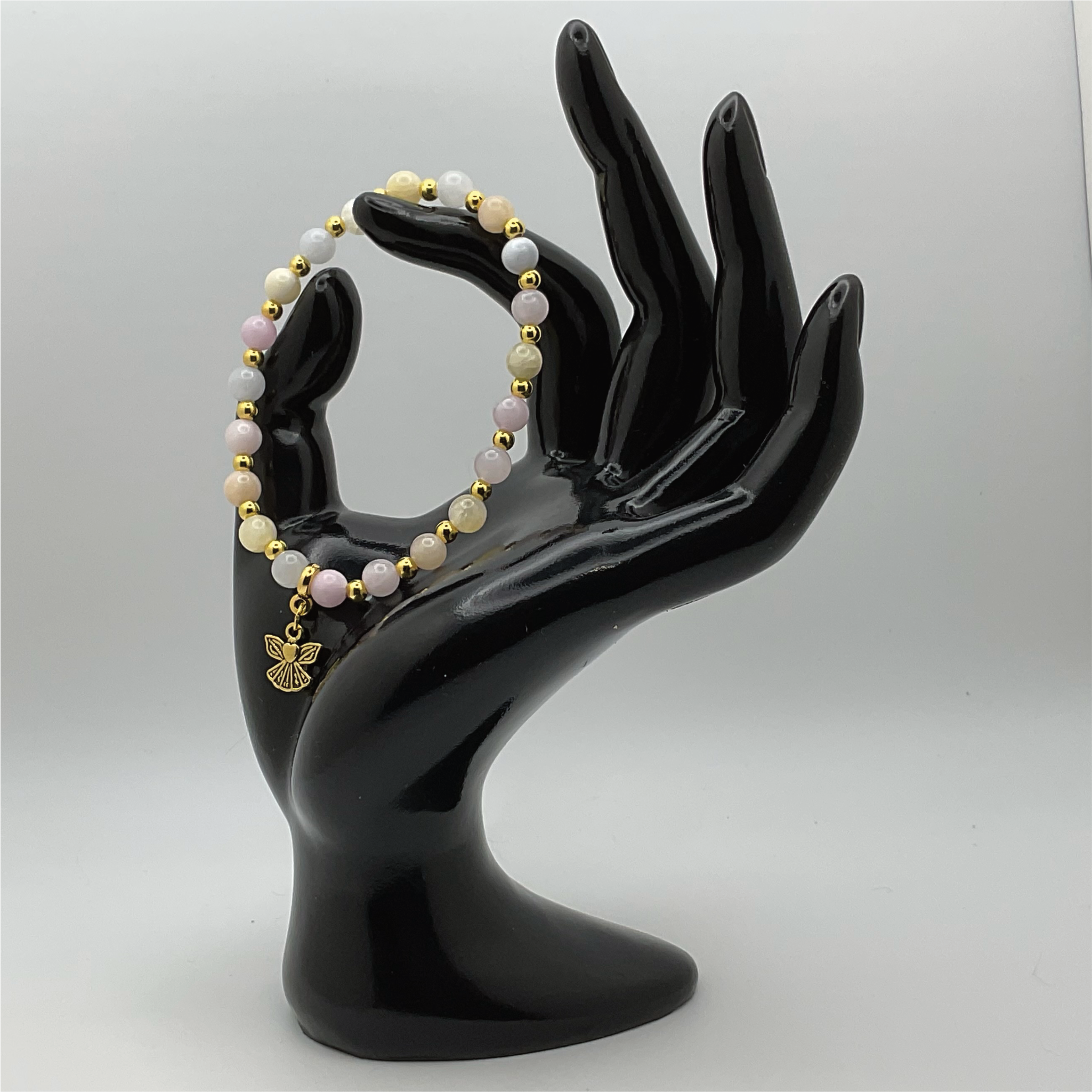 Pulsera con dije de ángel de ágata oriental con espaciadores dorados