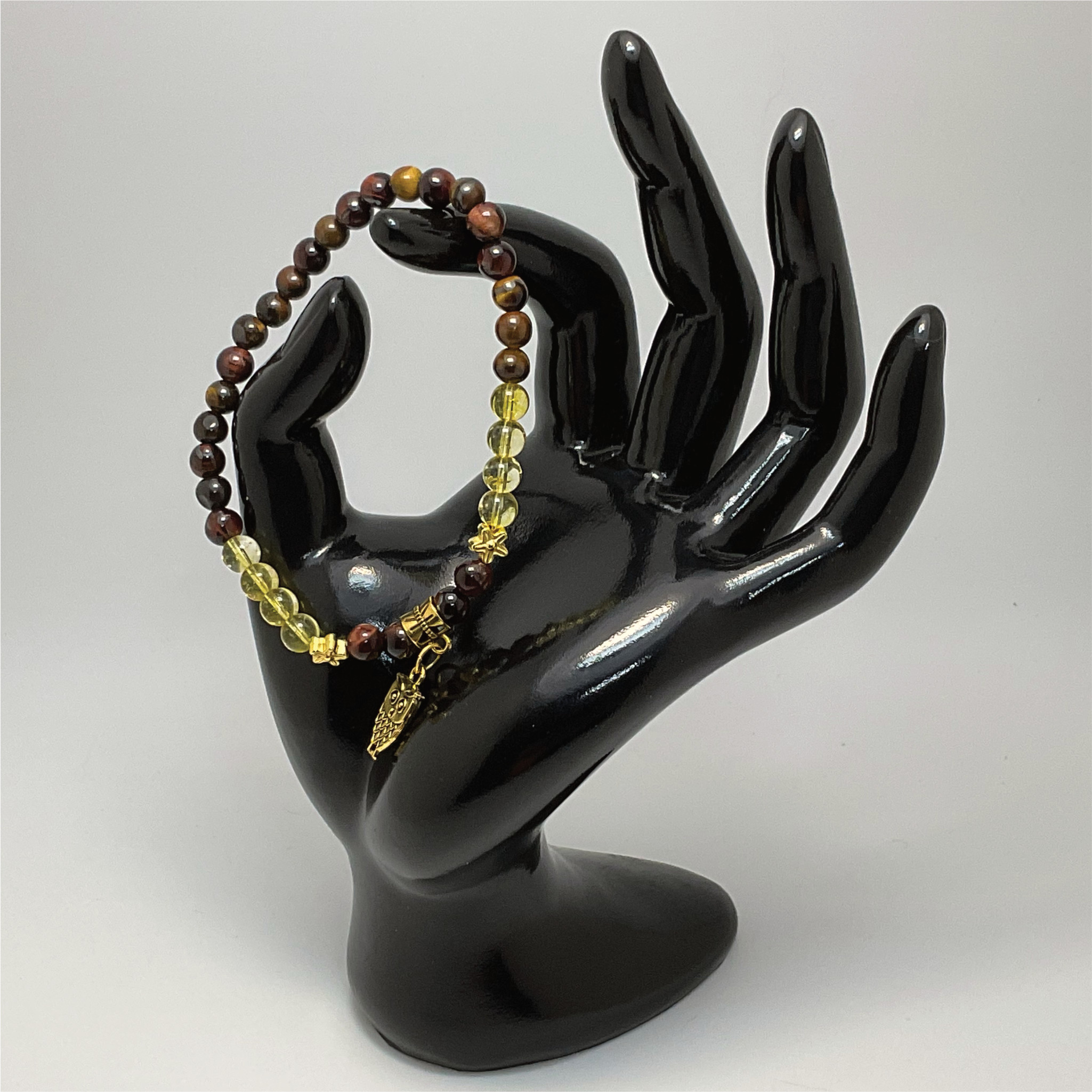 Pulsera con dije de búho dorado de citrino y mookaite con espaciadores de estrellas doradas