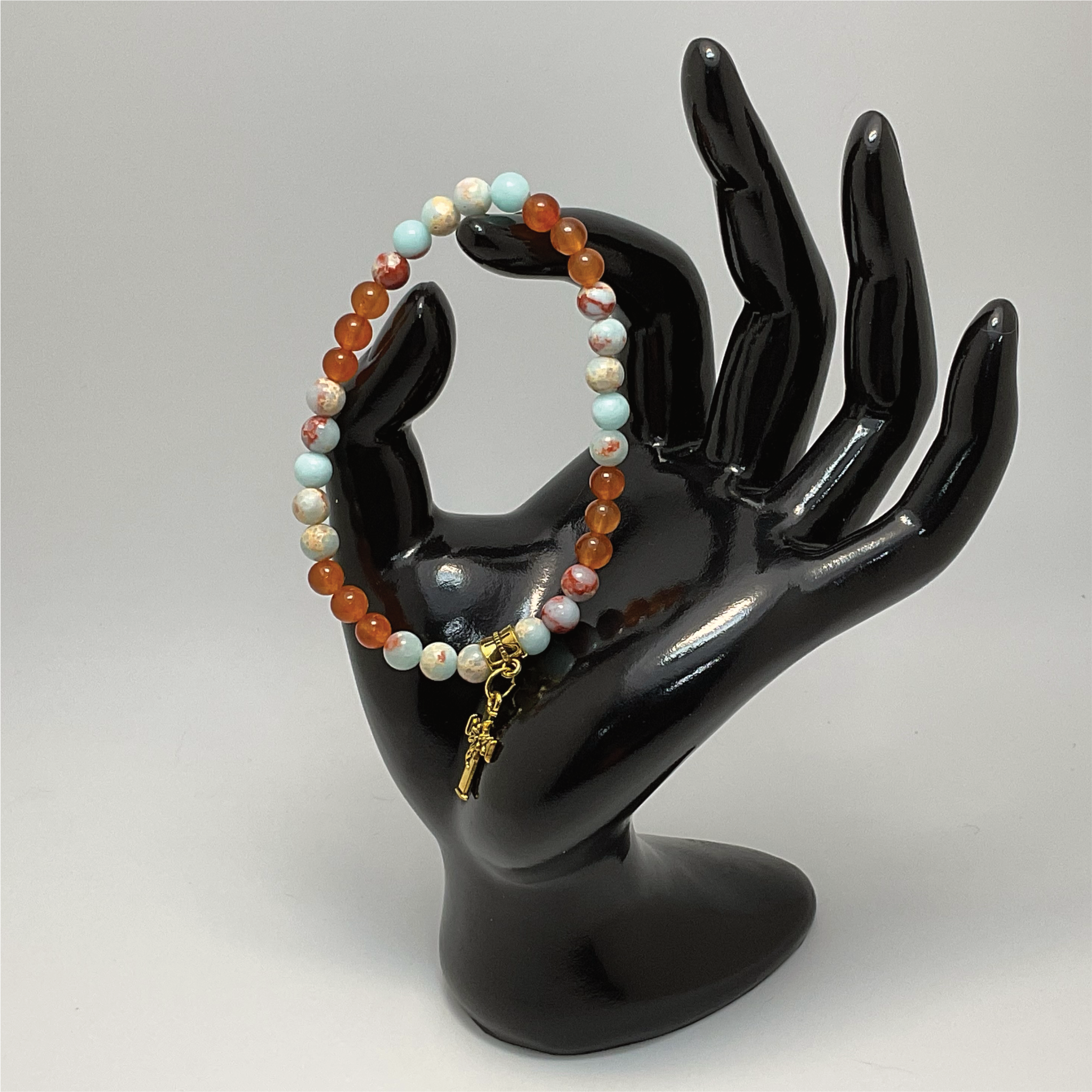 Pulsera con dije de cruz de oro, ágata, cornalina y calcita