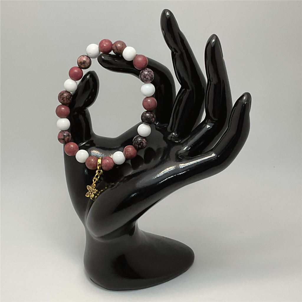 Pulsera de cuarzo lechoso y rodorita con dije de flor dorada