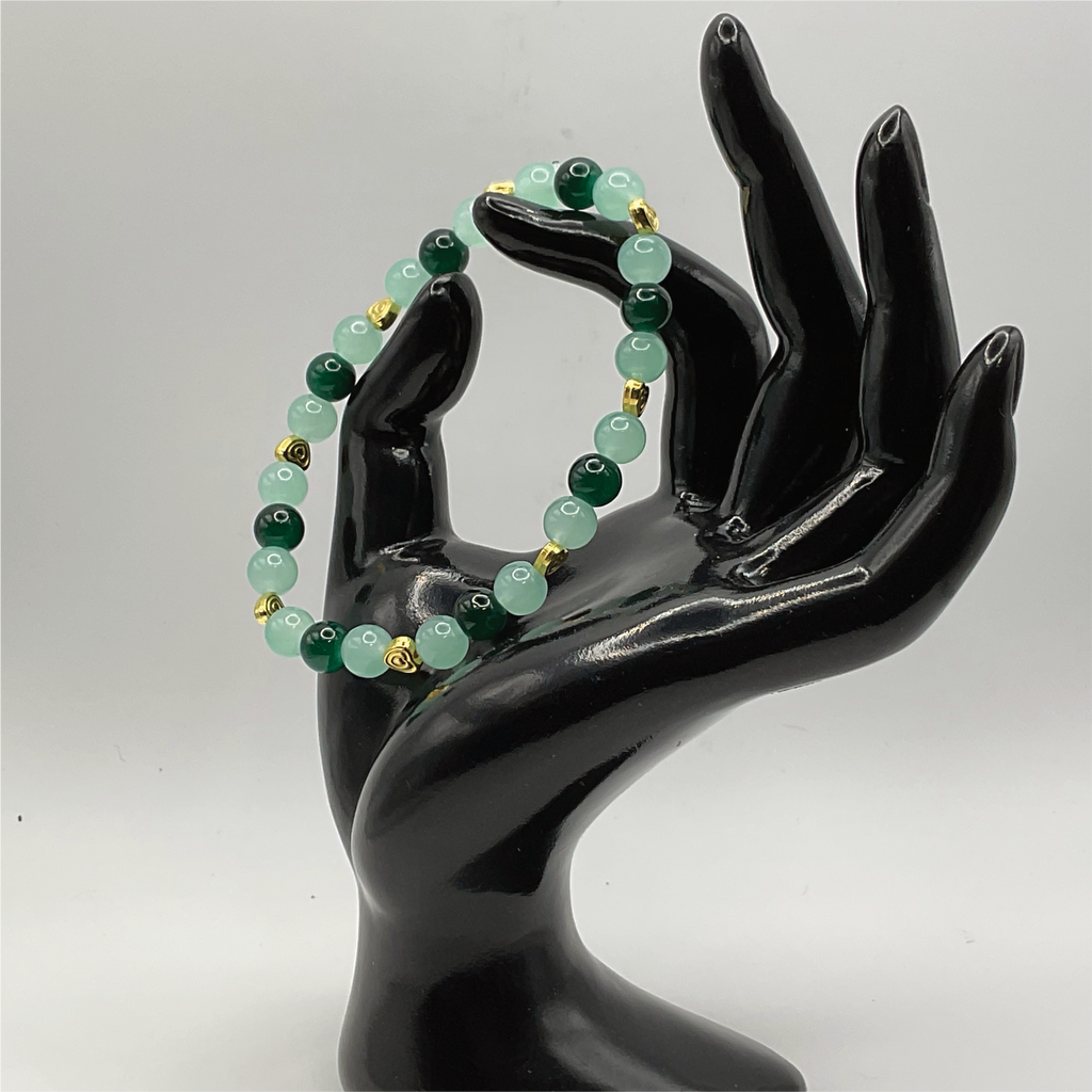 Pulsera de cristal verde claro y oscuro con separadores de corazón dorados