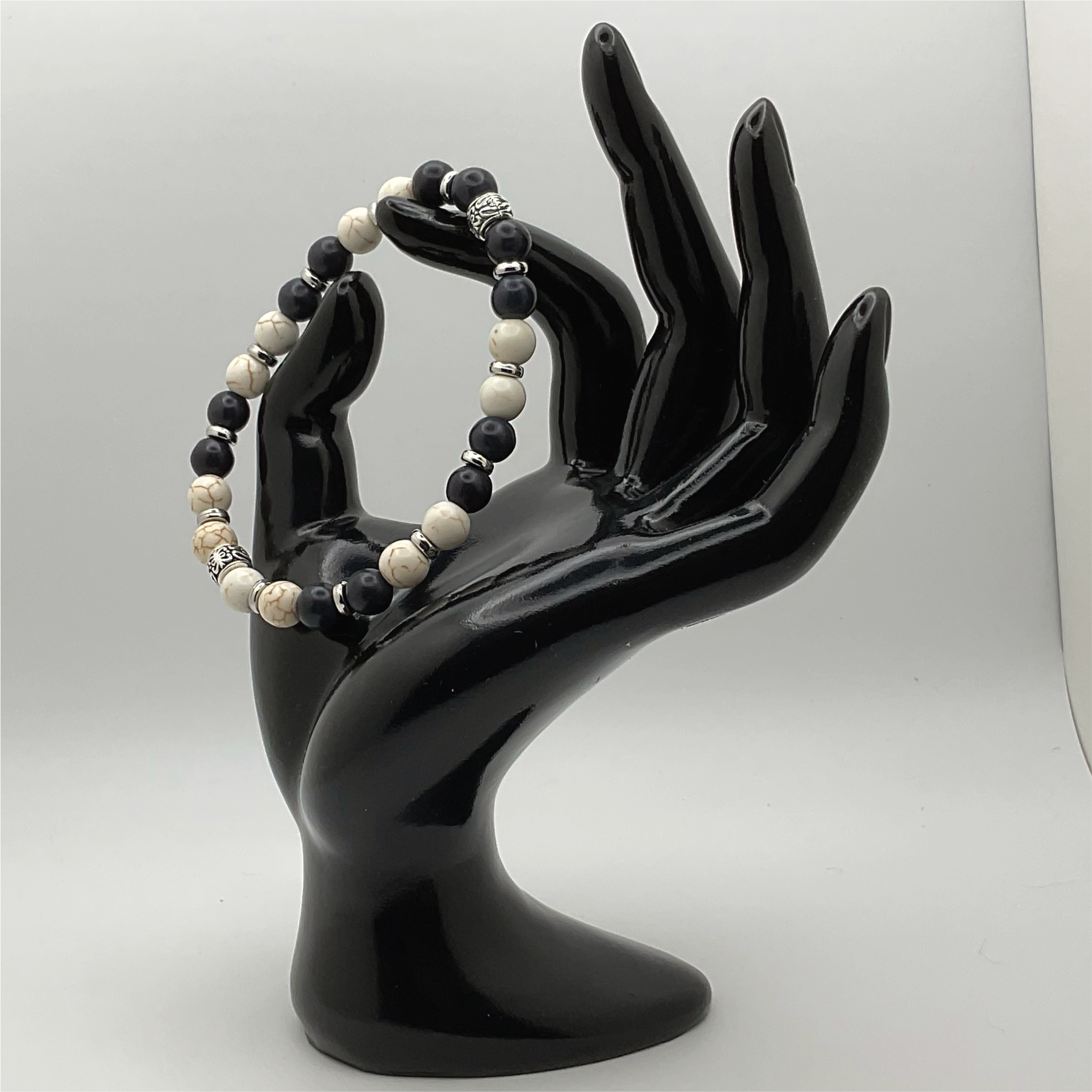 Pulsera canadiense de lapislázuli y magnesita con espaciadores de plata