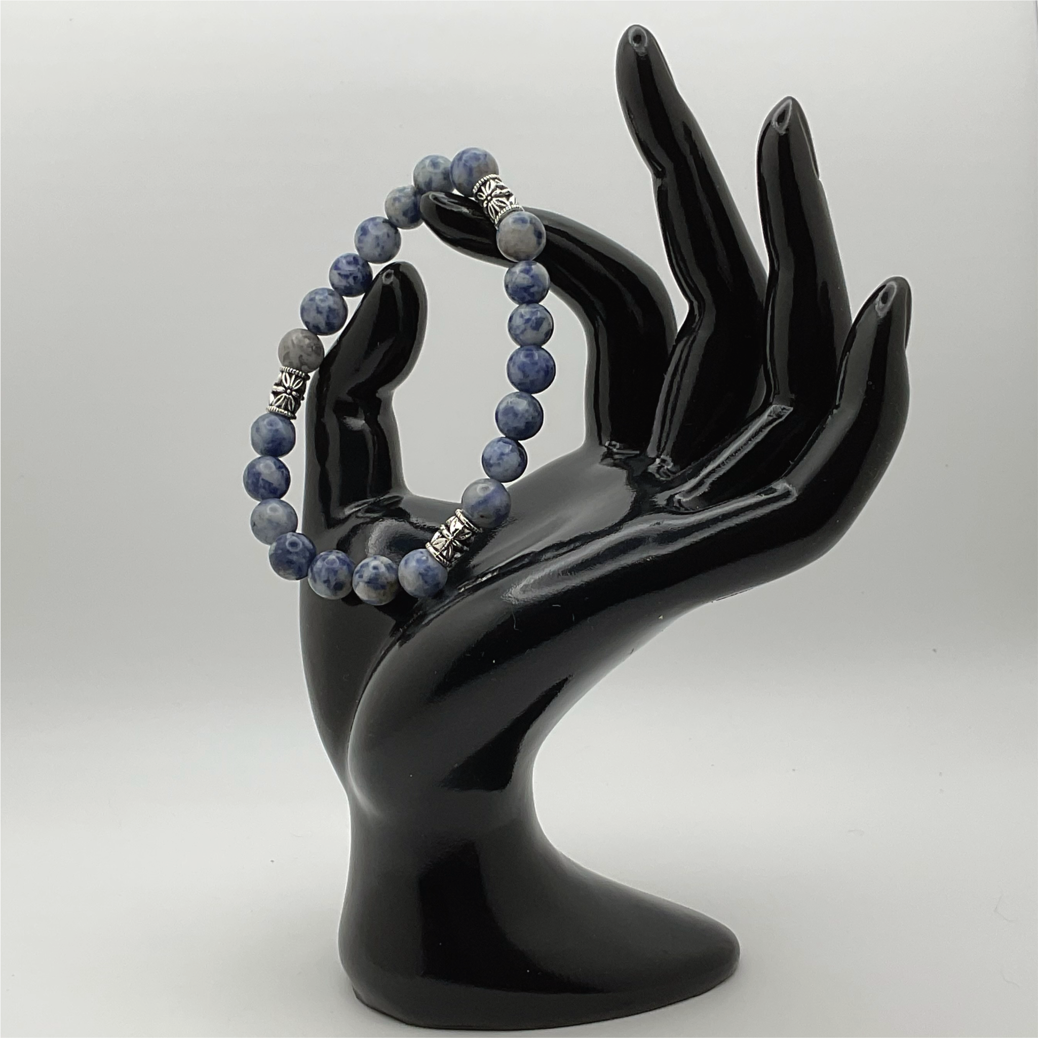 Pulsera de sodalita con espaciadores de plata