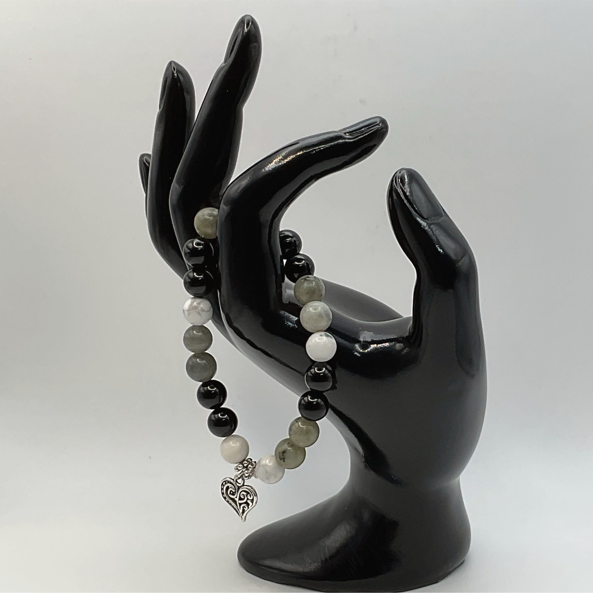 Pulsera con dije de corazón de ágata negra serpentina y howlita con separador tono plata