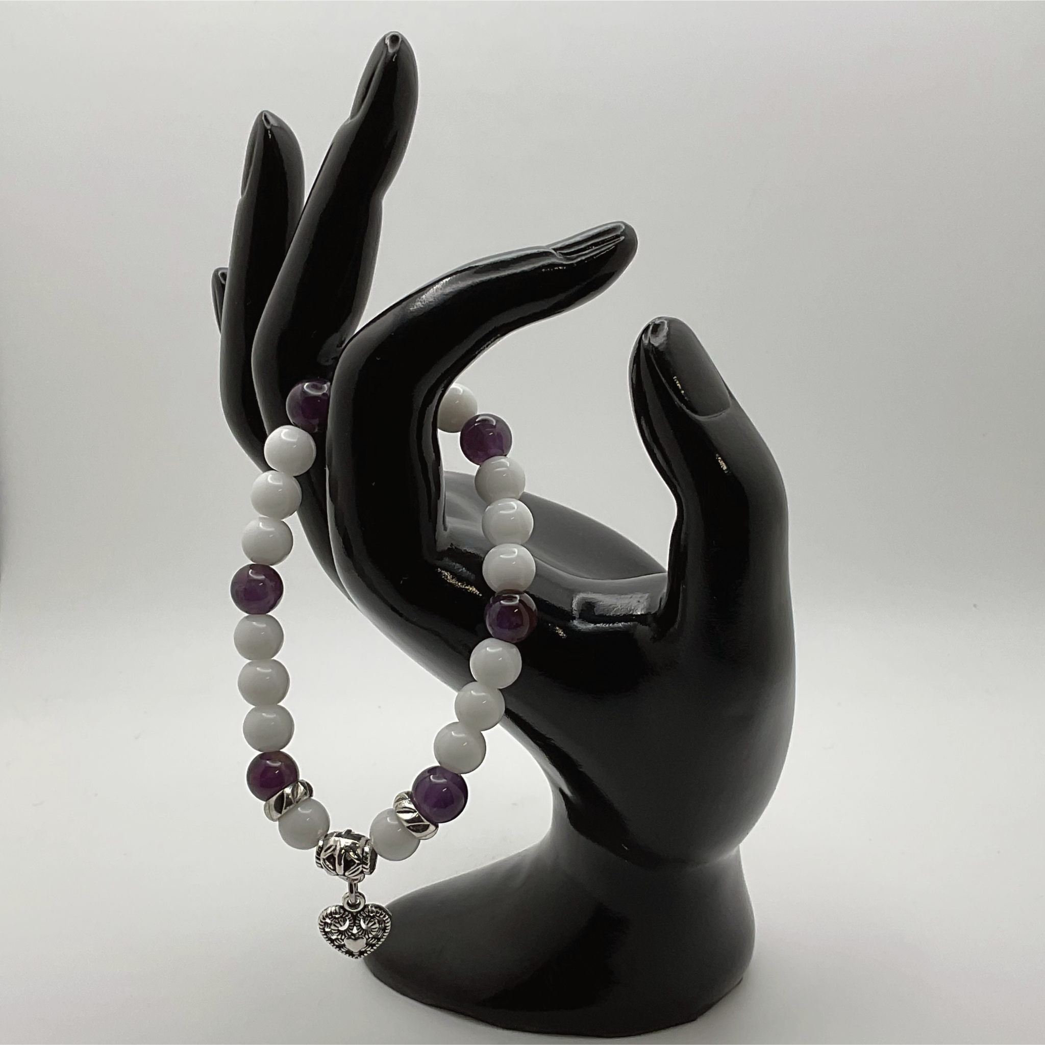 Pulsera de cuarzo lechoso y amatista con dije de corazón y separadores de plata